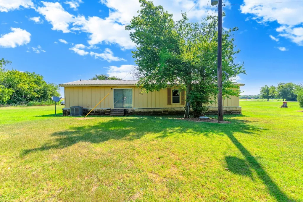 Mobile Home For Sale in Hill County , 409 S Main, Covington, Texas 76636, 3 Bedroom, 2 Bathroom, Garage spaces, 1,568 Sqft, built in 1996, mls#21350998, Real Estate Agent in Covington, Homes For Sale in Hill county, Homes For Sale in Covington, Realtor in Covington Texas, Real Estate Brokerage Independent Realty Texas, Luminita Cordes Realtor