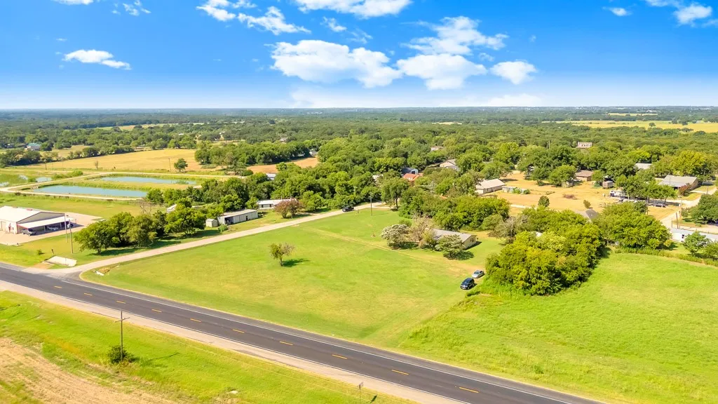 Mobile Home For Sale in Hill County , 409 S Main, Covington, Texas 76636, 3 Bedroom, 2 Bathroom, Garage spaces, 1,568 Sqft, built in 1996, mls#21350998, Real Estate Agent in Covington, Homes For Sale in Hill county, Homes For Sale in Covington, Realtor in Covington Texas, Real Estate Brokerage Independent Realty Texas, Luminita Cordes Realtor