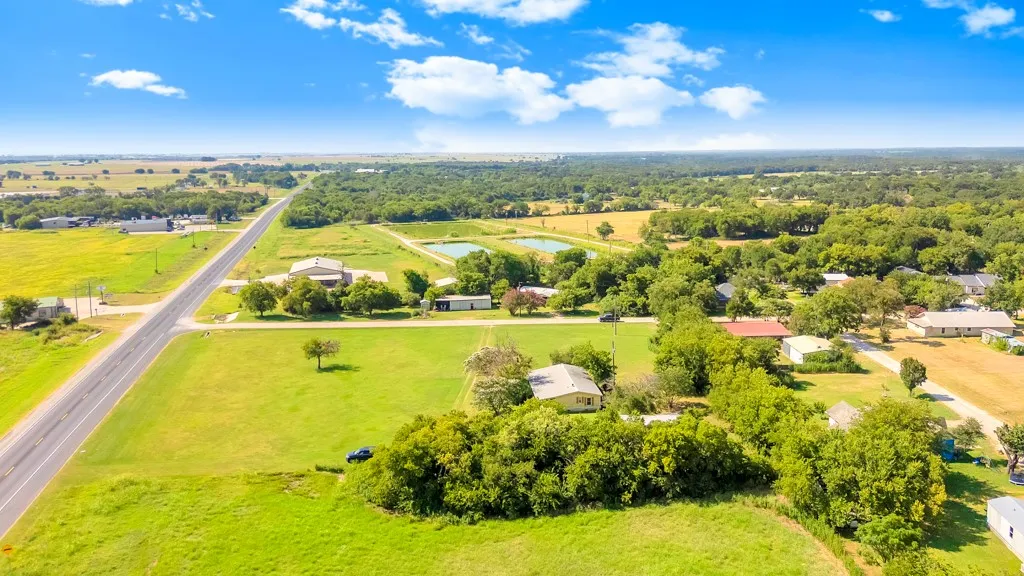 Mobile Home For Sale in Hill County , 409 S Main, Covington, Texas 76636, 3 Bedroom, 2 Bathroom, Garage spaces, 1,568 Sqft, built in 1996, mls#21350998, Real Estate Agent in Covington, Homes For Sale in Hill county, Homes For Sale in Covington, Realtor in Covington Texas, Real Estate Brokerage Independent Realty Texas, Luminita Cordes Realtor