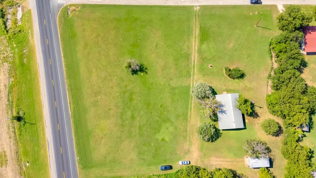 Mobile Home For Sale in Hill County , 409 S Main, Covington, Texas 76636, 3 Bedroom, 2 Bathroom, Garage spaces, 1,568 Sqft, built in 1996, mls#21350998, Real Estate Agent in Covington, Homes For Sale in Hill county, Homes For Sale in Covington, Realtor in Covington Texas, Real Estate Brokerage Independent Realty Texas, Luminita Cordes Realtor