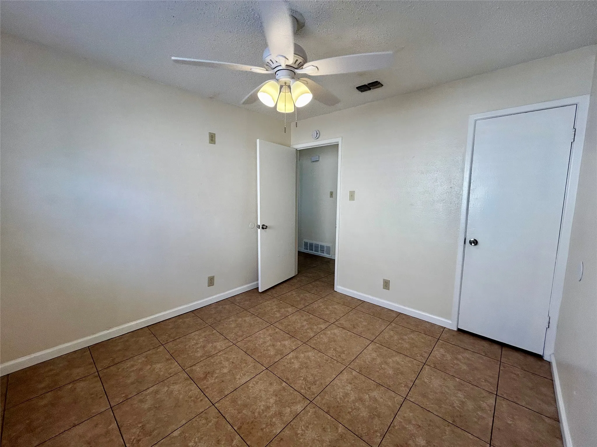 Single Family Residence For Rent in Tarrant County , 5908 Derek Drive, Watauga, Texas 76148, 3 Bedroom, 2 Bathroom, 2 Garage spaces, 1,356 Sqft, built in 1968, mls#21351024, Real Estate Agent in Watauga, Homes For Rent in Tarrant county, Homes For Rent in Watauga, Realtor in Watauga Texas, Real Estate Brokerage Independent Realty Texas, Luminita Cordes Realtor