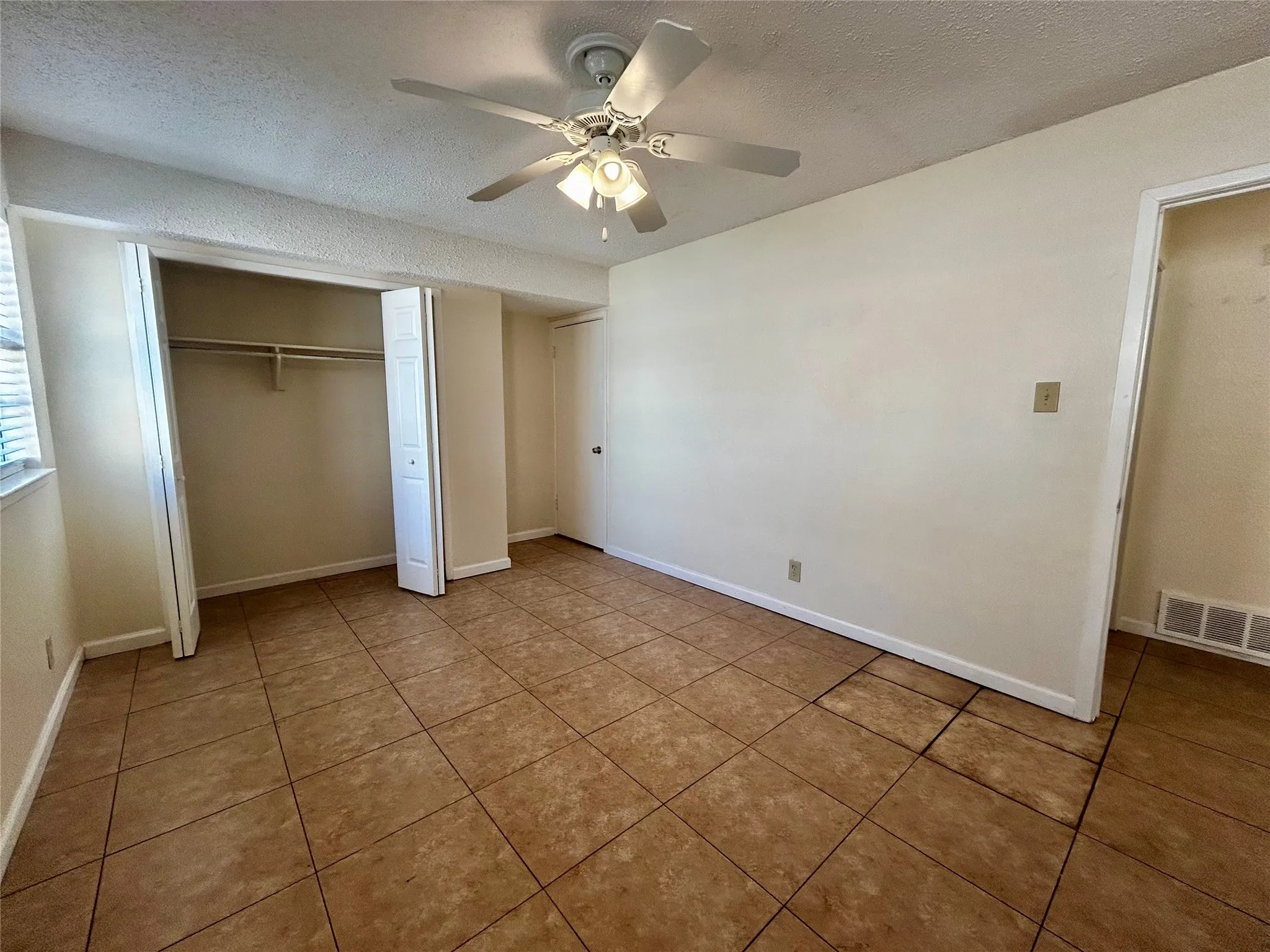 Single Family Residence For Rent in Tarrant County , 5908 Derek Drive, Watauga, Texas 76148, 3 Bedroom, 2 Bathroom, 2 Garage spaces, 1,356 Sqft, built in 1968, mls#21351024, Real Estate Agent in Watauga, Homes For Rent in Tarrant county, Homes For Rent in Watauga, Realtor in Watauga Texas, Real Estate Brokerage Independent Realty Texas, Luminita Cordes Realtor