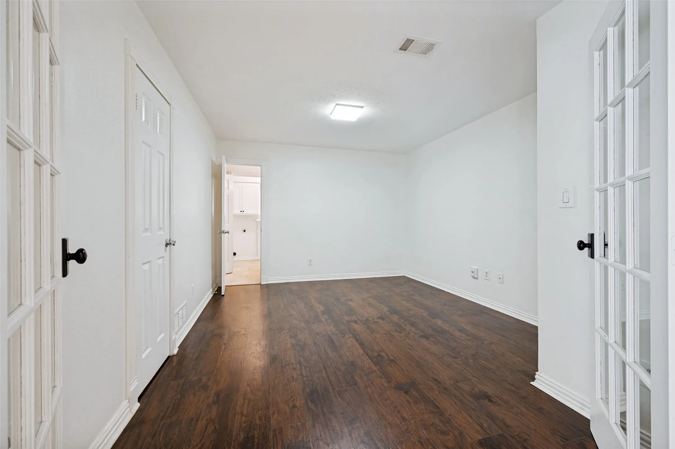 Single Family Residence For Sale in Dallas County , 3206 Rotan Lane, Dallas, Texas 75229, 5 Bedroom, 5 Bathroom, 2 Garage spaces, 4,276 Sqft, built in 1967, mls#21350983, Real Estate Agent in Dallas, Homes For Sale in Dallas county, Homes For Sale in Dallas, Realtor in Dallas Texas, Real Estate Brokerage Independent Realty Texas, Luminita Cordes Realtor