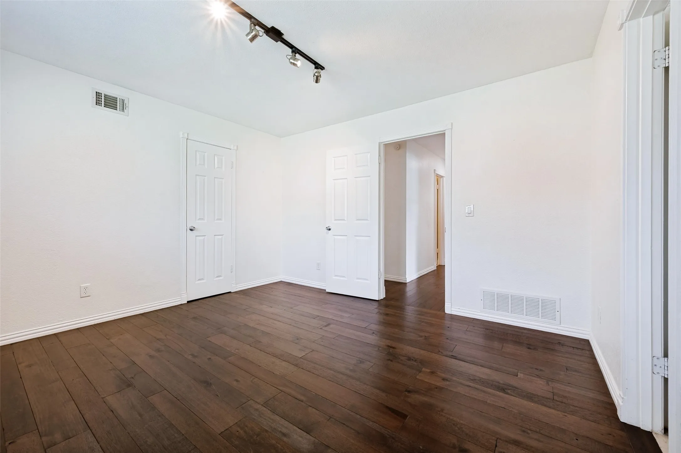 Single Family Residence For Sale in Dallas County , 3206 Rotan Lane, Dallas, Texas 75229, 5 Bedroom, 5 Bathroom, 2 Garage spaces, 4,276 Sqft, built in 1967, mls#21350983, Real Estate Agent in Dallas, Homes For Sale in Dallas county, Homes For Sale in Dallas, Realtor in Dallas Texas, Real Estate Brokerage Independent Realty Texas, Luminita Cordes Realtor