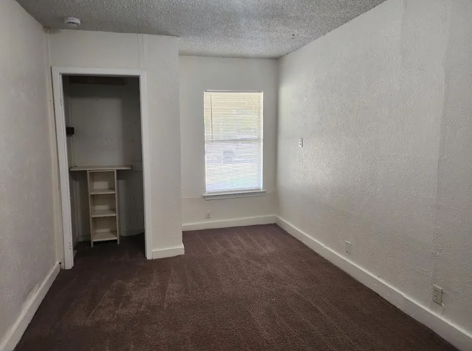 Single Family Residence For Sale in Dallas County , 813 Choctaw Trace, Grand Prairie, Texas 75051, 3 Bedroom, 2 Bathroom, Garage spaces, 1,061 Sqft, built in 1942, mls#21340519, Real Estate Agent in Grand Prairie, Homes For Sale in Dallas county, Homes For Sale in Grand Prairie, Realtor in Grand Prairie Texas, Real Estate Brokerage Independent Realty Texas, Luminita Cordes Realtor