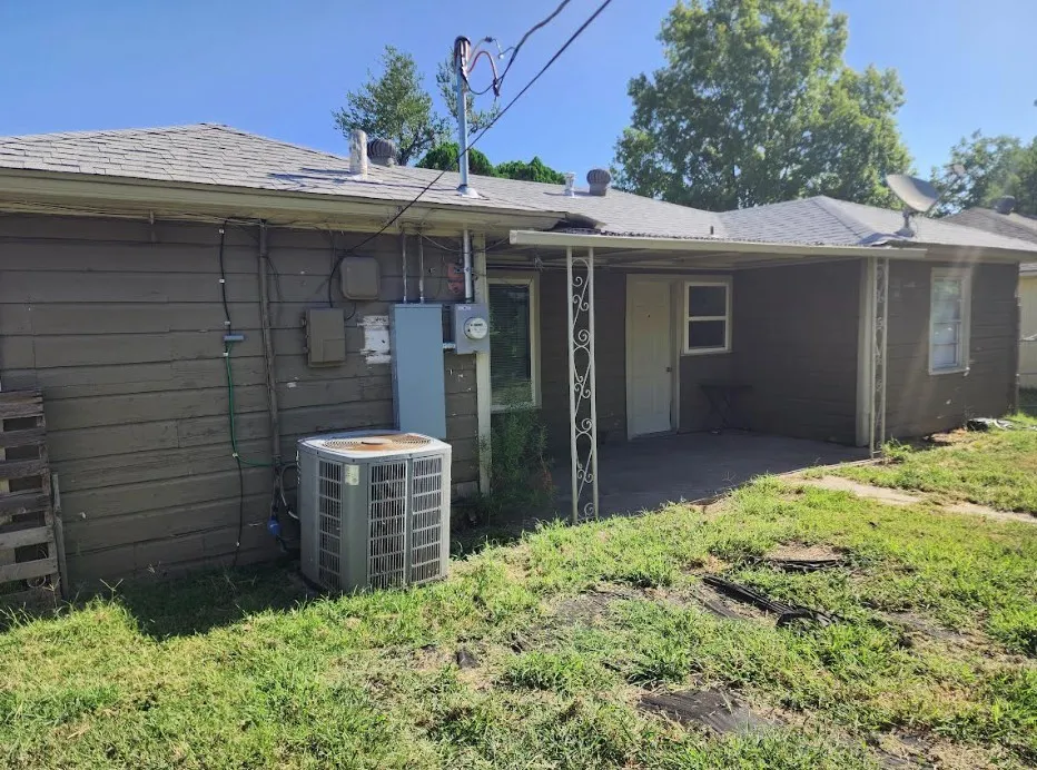 Single Family Residence For Sale in Dallas County , 813 Choctaw Trace, Grand Prairie, Texas 75051, 3 Bedroom, 2 Bathroom, Garage spaces, 1,061 Sqft, built in 1942, mls#21340519, Real Estate Agent in Grand Prairie, Homes For Sale in Dallas county, Homes For Sale in Grand Prairie, Realtor in Grand Prairie Texas, Real Estate Brokerage Independent Realty Texas, Luminita Cordes Realtor