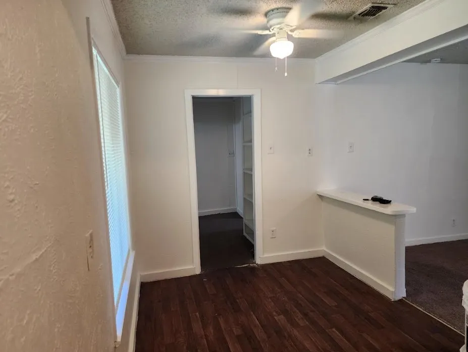 Single Family Residence For Sale in Dallas County , 813 Choctaw Trace, Grand Prairie, Texas 75051, 3 Bedroom, 2 Bathroom, Garage spaces, 1,061 Sqft, built in 1942, mls#21340519, Real Estate Agent in Grand Prairie, Homes For Sale in Dallas county, Homes For Sale in Grand Prairie, Realtor in Grand Prairie Texas, Real Estate Brokerage Independent Realty Texas, Luminita Cordes Realtor