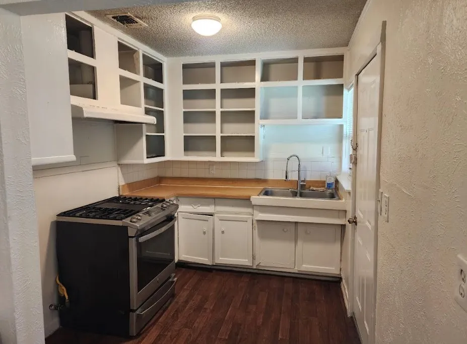 Single Family Residence For Sale in Dallas County , 813 Choctaw Trace, Grand Prairie, Texas 75051, 3 Bedroom, 2 Bathroom, Garage spaces, 1,061 Sqft, built in 1942, mls#21340519, Real Estate Agent in Grand Prairie, Homes For Sale in Dallas county, Homes For Sale in Grand Prairie, Realtor in Grand Prairie Texas, Real Estate Brokerage Independent Realty Texas, Luminita Cordes Realtor