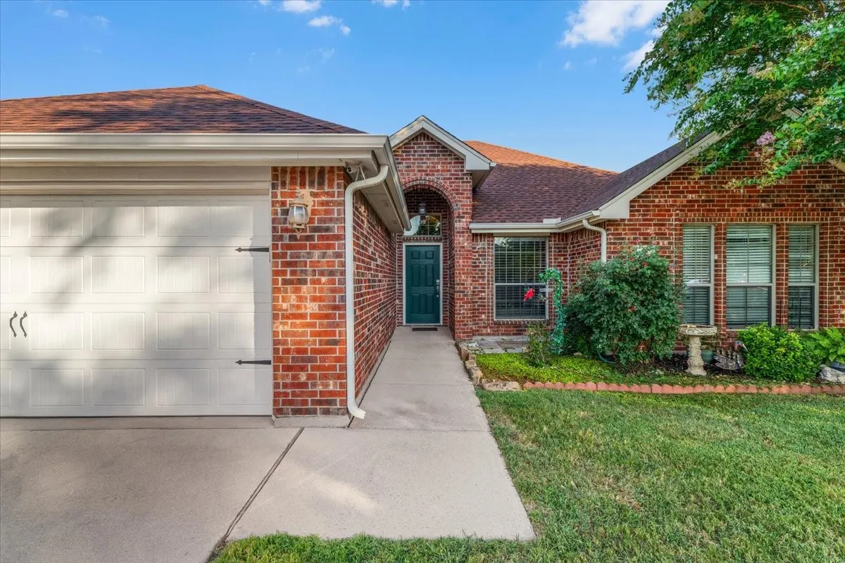Single Family Residence For Sale in Parker County , 380 Lockwood Lane, Weatherford, Texas 76087, 4 Bedroom, 2 Bathroom, 2 Garage spaces, 2,031 Sqft, built in 2006, mls#21350680, Real Estate Agent in Weatherford, Homes For Sale in Parker county, Homes For Sale in Weatherford, Realtor in Weatherford Texas, Real Estate Brokerage Independent Realty Texas, Luminita Cordes Realtor