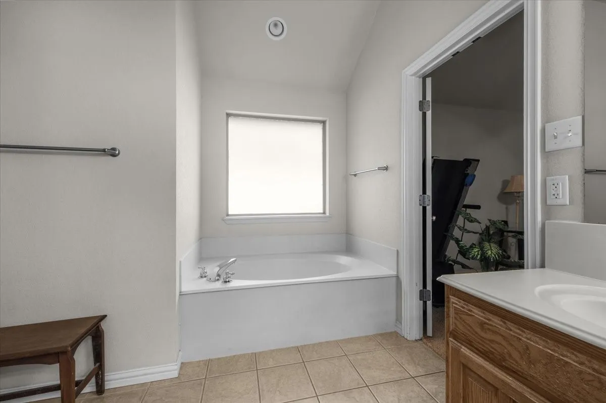 Single Family Residence For Sale in Parker County , 380 Lockwood Lane, Weatherford, Texas 76087, 4 Bedroom, 2 Bathroom, 2 Garage spaces, 2,031 Sqft, built in 2006, mls#21350680, Real Estate Agent in Weatherford, Homes For Sale in Parker county, Homes For Sale in Weatherford, Realtor in Weatherford Texas, Real Estate Brokerage Independent Realty Texas, Luminita Cordes Realtor