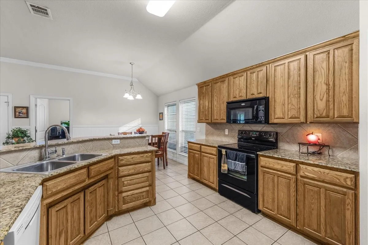 Single Family Residence For Sale in Parker County , 380 Lockwood Lane, Weatherford, Texas 76087, 4 Bedroom, 2 Bathroom, 2 Garage spaces, 2,031 Sqft, built in 2006, mls#21350680, Real Estate Agent in Weatherford, Homes For Sale in Parker county, Homes For Sale in Weatherford, Realtor in Weatherford Texas, Real Estate Brokerage Independent Realty Texas, Luminita Cordes Realtor