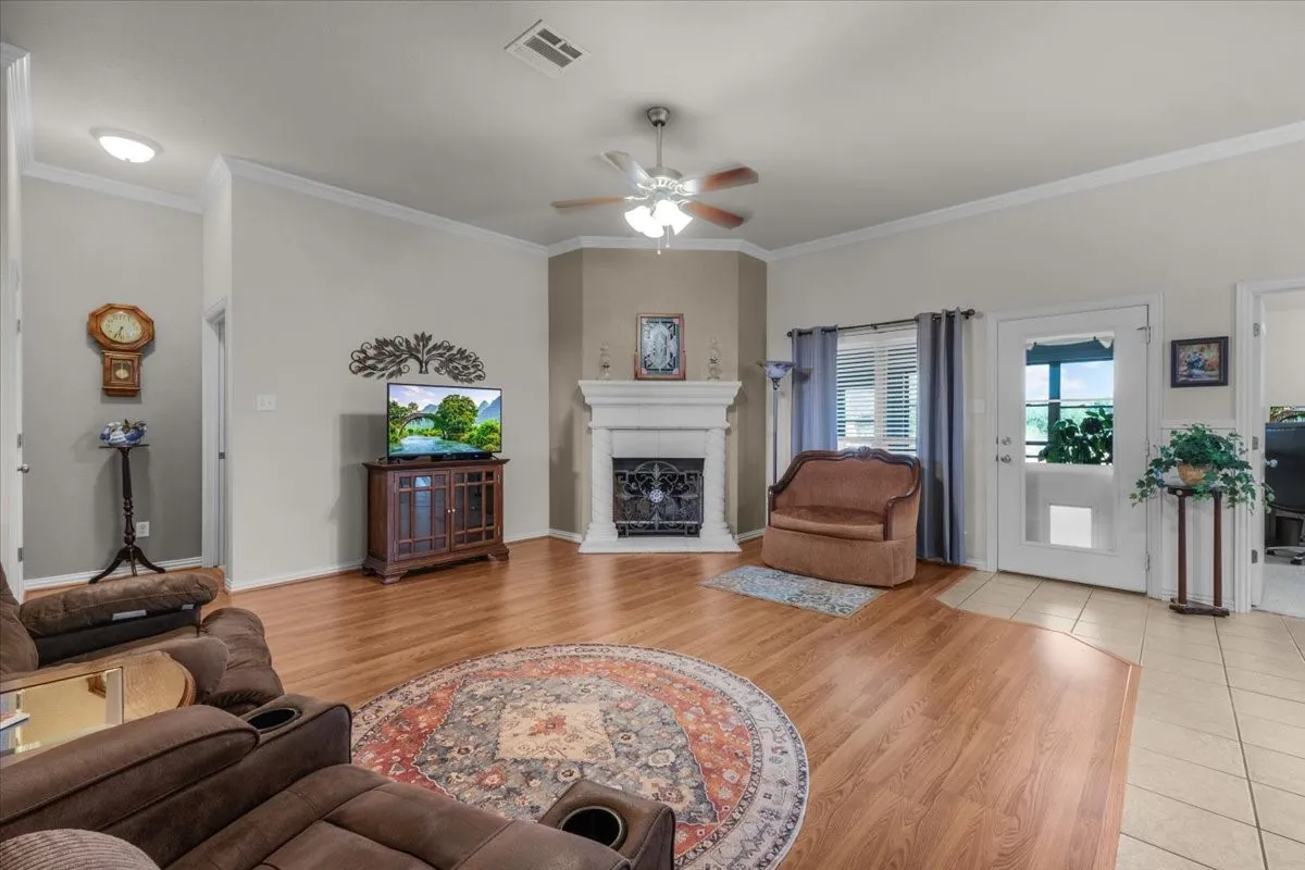 Single Family Residence For Sale in Parker County , 380 Lockwood Lane, Weatherford, Texas 76087, 4 Bedroom, 2 Bathroom, 2 Garage spaces, 2,031 Sqft, built in 2006, mls#21350680, Real Estate Agent in Weatherford, Homes For Sale in Parker county, Homes For Sale in Weatherford, Realtor in Weatherford Texas, Real Estate Brokerage Independent Realty Texas, Luminita Cordes Realtor