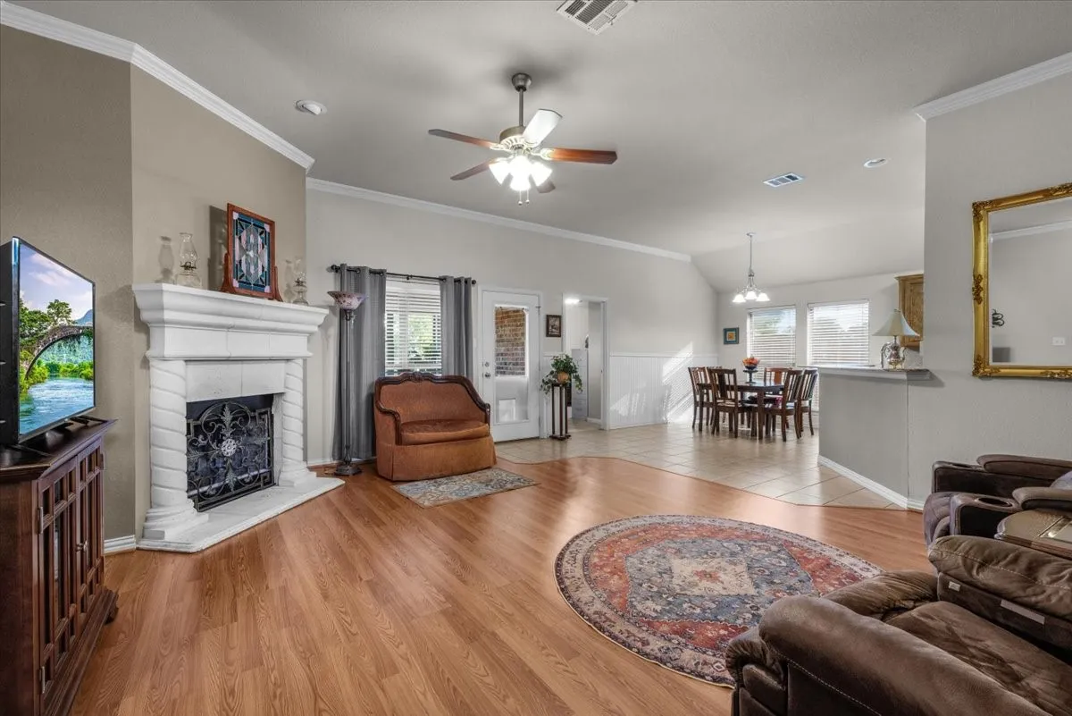 Single Family Residence For Sale in Parker County , 380 Lockwood Lane, Weatherford, Texas 76087, 4 Bedroom, 2 Bathroom, 2 Garage spaces, 2,031 Sqft, built in 2006, mls#21350680, Real Estate Agent in Weatherford, Homes For Sale in Parker county, Homes For Sale in Weatherford, Realtor in Weatherford Texas, Real Estate Brokerage Independent Realty Texas, Luminita Cordes Realtor