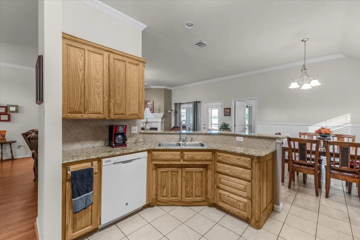 Single Family Residence For Sale in Parker County , 380 Lockwood Lane, Weatherford, Texas 76087, 4 Bedroom, 2 Bathroom, 2 Garage spaces, 2,031 Sqft, built in 2006, mls#21350680, Real Estate Agent in Weatherford, Homes For Sale in Parker county, Homes For Sale in Weatherford, Realtor in Weatherford Texas, Real Estate Brokerage Independent Realty Texas, Luminita Cordes Realtor