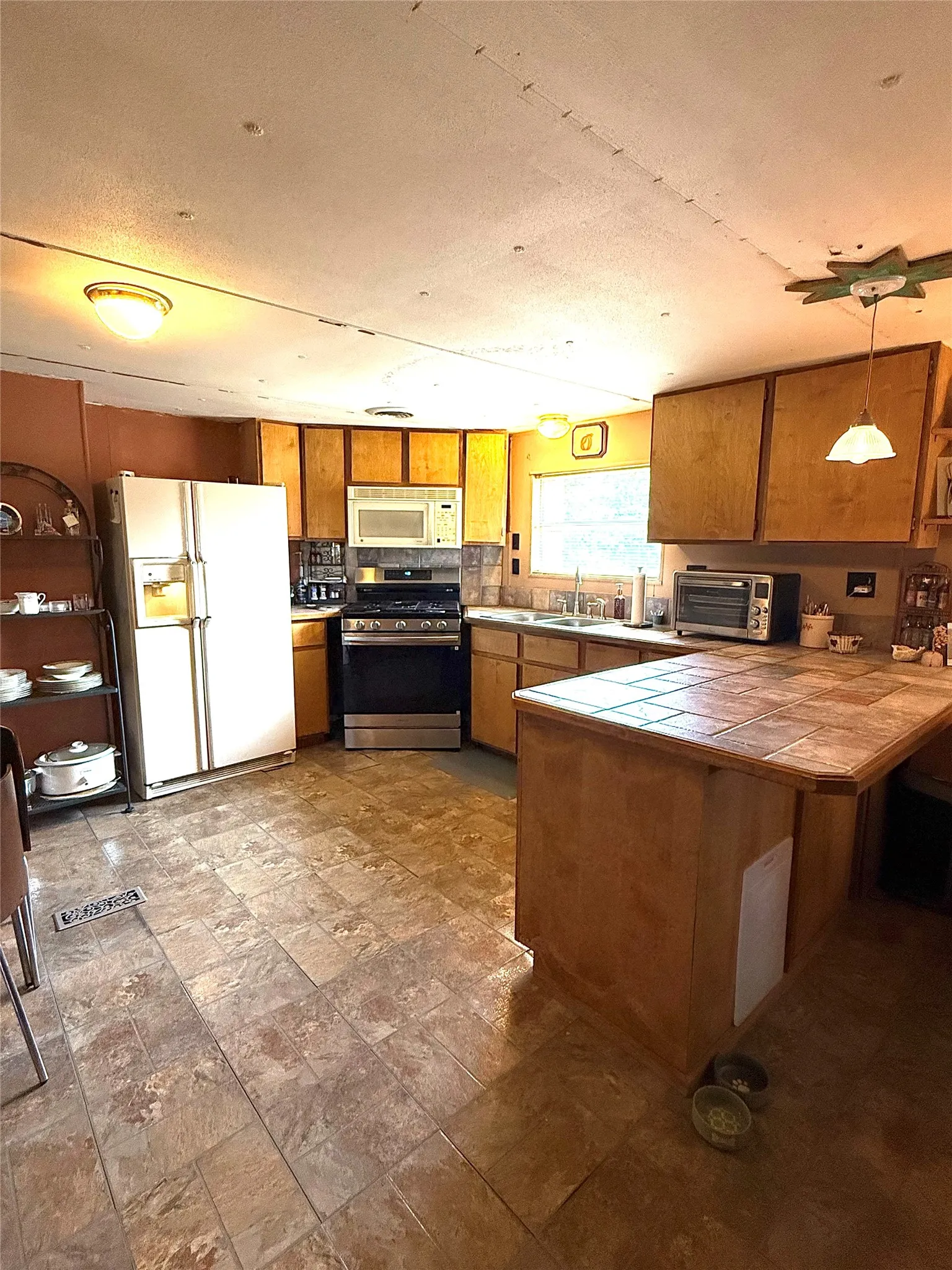 Manufactured Home For Sale in Denton County , 111 Ivy Lane, Roanoke, Texas 76262, 2 Bedroom, 2 Bathroom, Garage spaces, 1,118 Sqft, built in 1986, mls#21350803, Real Estate Agent in Roanoke, Homes For Sale in Denton county, Homes For Sale in Roanoke, Realtor in Roanoke Texas, Real Estate Brokerage Independent Realty Texas, Luminita Cordes Realtor