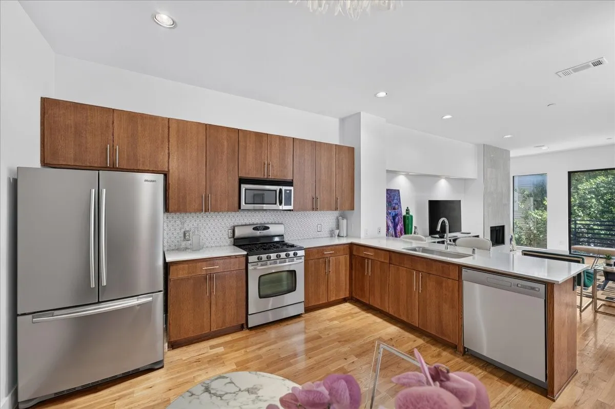 Condominium For Sale in Dallas County , 3930 Bowser Avenue 12, Dallas, Texas 75219, 2 Bedroom, 3 Bathroom, 2 Garage spaces, 1,825 Sqft, built in 2008, mls#21351050, Real Estate Agent in Dallas, Homes For Sale in Dallas county, Homes For Sale in Dallas, Realtor in Dallas Texas, Real Estate Brokerage Independent Realty Texas, Luminita Cordes Realtor