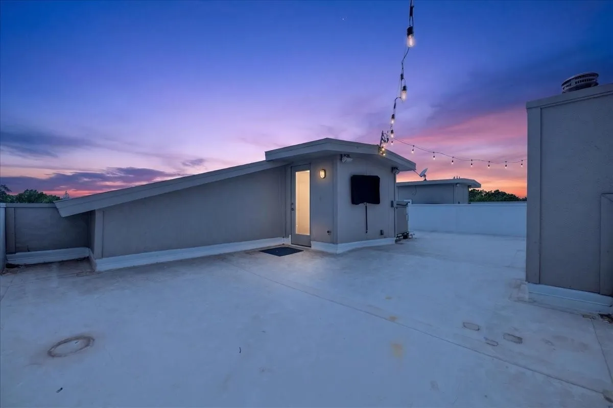 Condominium For Sale in Dallas County , 3930 Bowser Avenue 12, Dallas, Texas 75219, 2 Bedroom, 3 Bathroom, 2 Garage spaces, 1,825 Sqft, built in 2008, mls#21351050, Real Estate Agent in Dallas, Homes For Sale in Dallas county, Homes For Sale in Dallas, Realtor in Dallas Texas, Real Estate Brokerage Independent Realty Texas, Luminita Cordes Realtor
