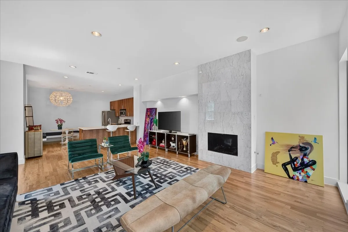 Condominium For Sale in Dallas County , 3930 Bowser Avenue 12, Dallas, Texas 75219, 2 Bedroom, 3 Bathroom, 2 Garage spaces, 1,825 Sqft, built in 2008, mls#21351050, Real Estate Agent in Dallas, Homes For Sale in Dallas county, Homes For Sale in Dallas, Realtor in Dallas Texas, Real Estate Brokerage Independent Realty Texas, Luminita Cordes Realtor