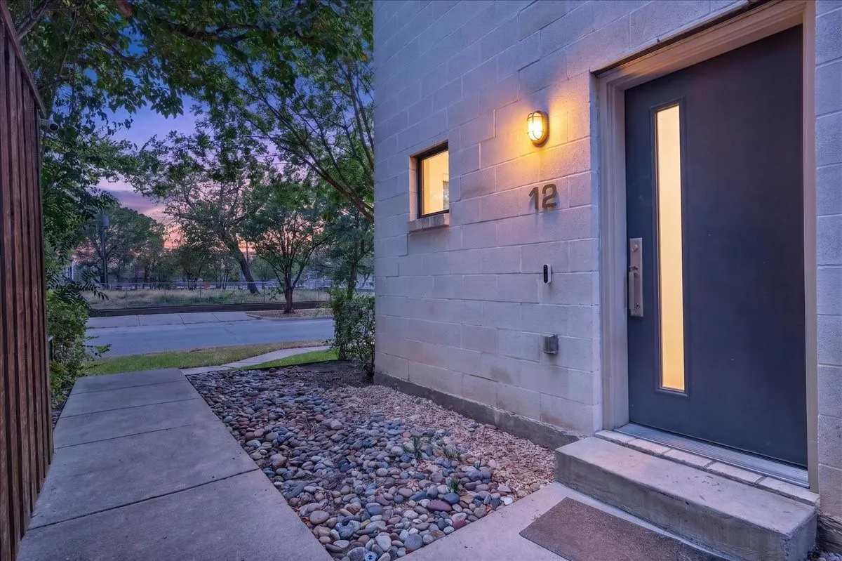 Condominium For Sale in Dallas County , 3930 Bowser Avenue 12, Dallas, Texas 75219, 2 Bedroom, 3 Bathroom, 2 Garage spaces, 1,825 Sqft, built in 2008, mls#21351050, Real Estate Agent in Dallas, Homes For Sale in Dallas county, Homes For Sale in Dallas, Realtor in Dallas Texas, Real Estate Brokerage Independent Realty Texas, Luminita Cordes Realtor