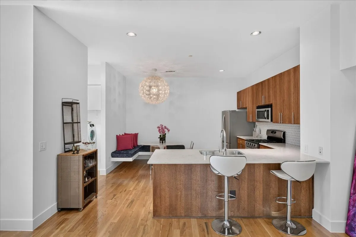 Condominium For Sale in Dallas County , 3930 Bowser Avenue 12, Dallas, Texas 75219, 2 Bedroom, 3 Bathroom, 2 Garage spaces, 1,825 Sqft, built in 2008, mls#21351050, Real Estate Agent in Dallas, Homes For Sale in Dallas county, Homes For Sale in Dallas, Realtor in Dallas Texas, Real Estate Brokerage Independent Realty Texas, Luminita Cordes Realtor