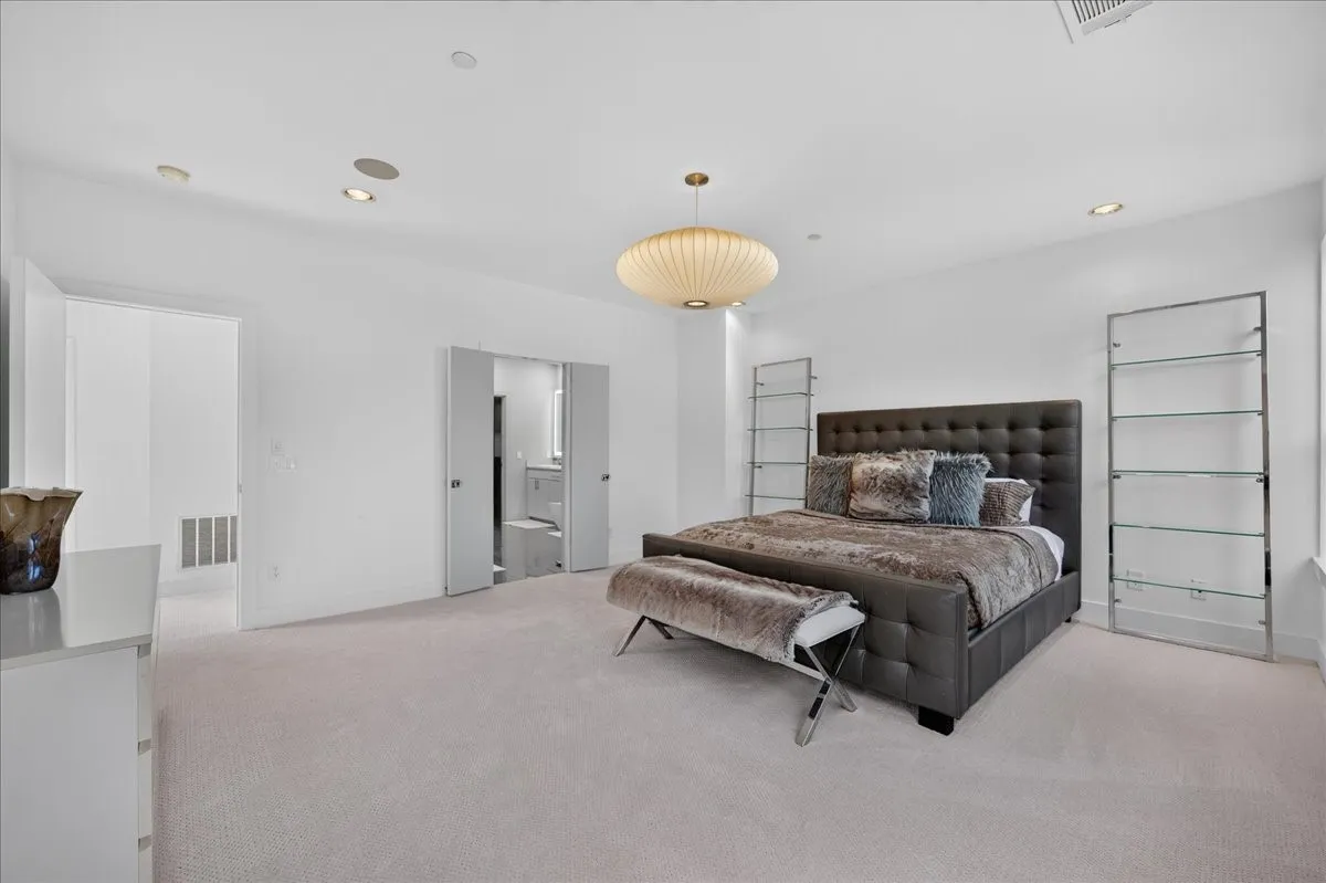 Condominium For Sale in Dallas County , 3930 Bowser Avenue 12, Dallas, Texas 75219, 2 Bedroom, 3 Bathroom, 2 Garage spaces, 1,825 Sqft, built in 2008, mls#21351050, Real Estate Agent in Dallas, Homes For Sale in Dallas county, Homes For Sale in Dallas, Realtor in Dallas Texas, Real Estate Brokerage Independent Realty Texas, Luminita Cordes Realtor