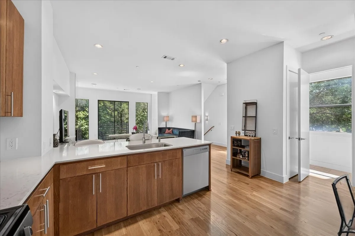 Condominium For Sale in Dallas County , 3930 Bowser Avenue 12, Dallas, Texas 75219, 2 Bedroom, 3 Bathroom, 2 Garage spaces, 1,825 Sqft, built in 2008, mls#21351050, Real Estate Agent in Dallas, Homes For Sale in Dallas county, Homes For Sale in Dallas, Realtor in Dallas Texas, Real Estate Brokerage Independent Realty Texas, Luminita Cordes Realtor