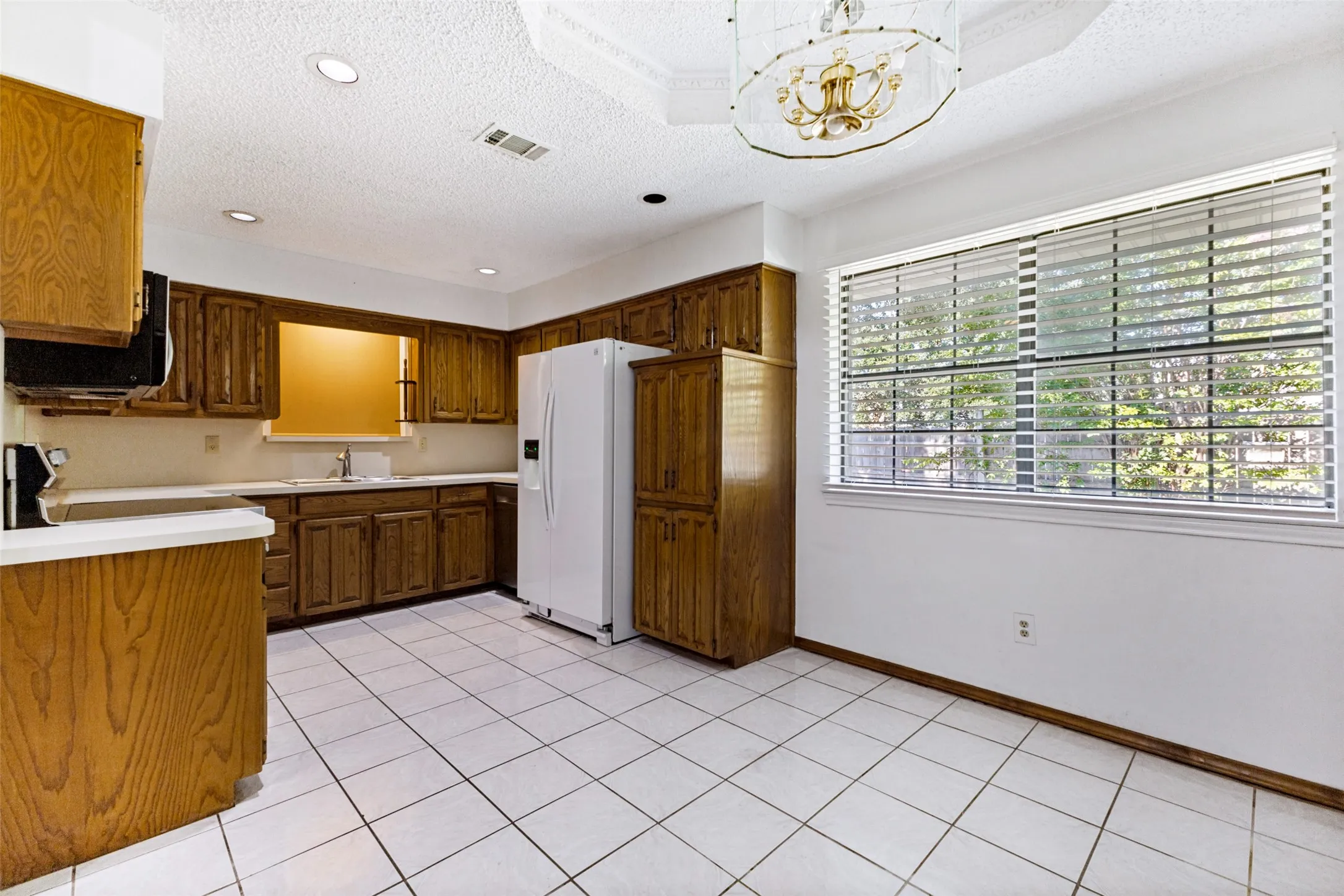 Single Family Residence For Sale in Dallas County , 841 Broadmoor Drive, Mesquite, Texas 75149, 4 Bedroom, 3 Bathroom, 2 Garage spaces, 1,806 Sqft, built in 1984, mls#21350789, Real Estate Agent in Mesquite, Homes For Sale in Dallas county, Homes For Sale in Mesquite, Realtor in Mesquite Texas, Real Estate Brokerage Independent Realty Texas, Luminita Cordes Realtor