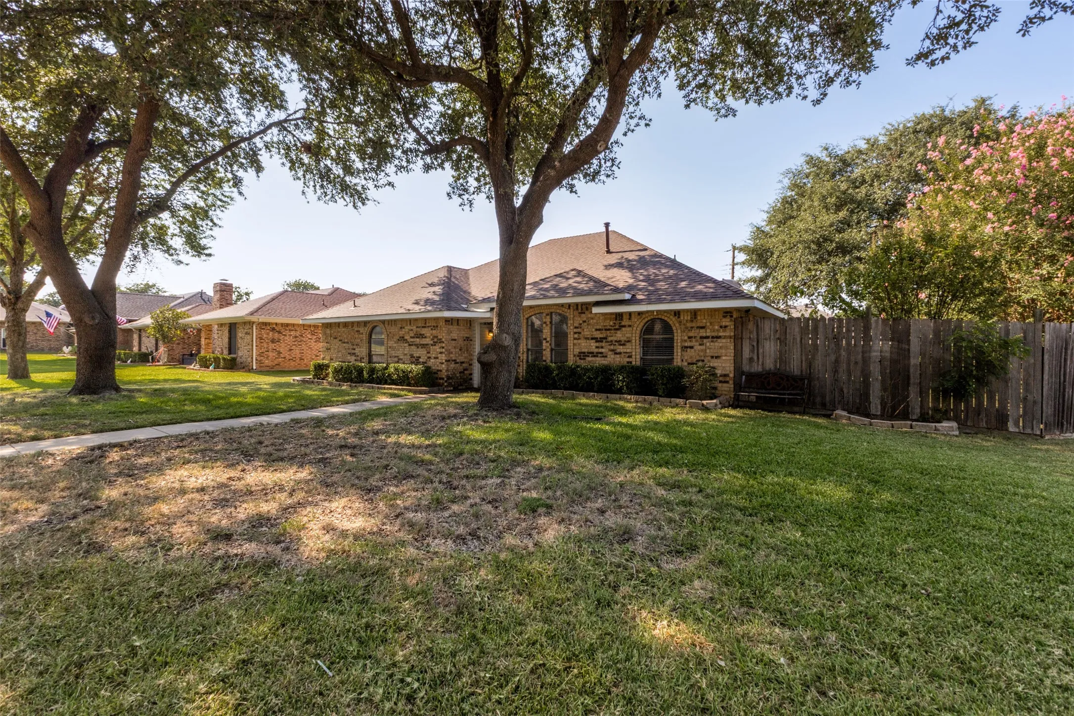 Single Family Residence For Sale in Dallas County , 841 Broadmoor Drive, Mesquite, Texas 75149, 4 Bedroom, 3 Bathroom, 2 Garage spaces, 1,806 Sqft, built in 1984, mls#21350789, Real Estate Agent in Mesquite, Homes For Sale in Dallas county, Homes For Sale in Mesquite, Realtor in Mesquite Texas, Real Estate Brokerage Independent Realty Texas, Luminita Cordes Realtor