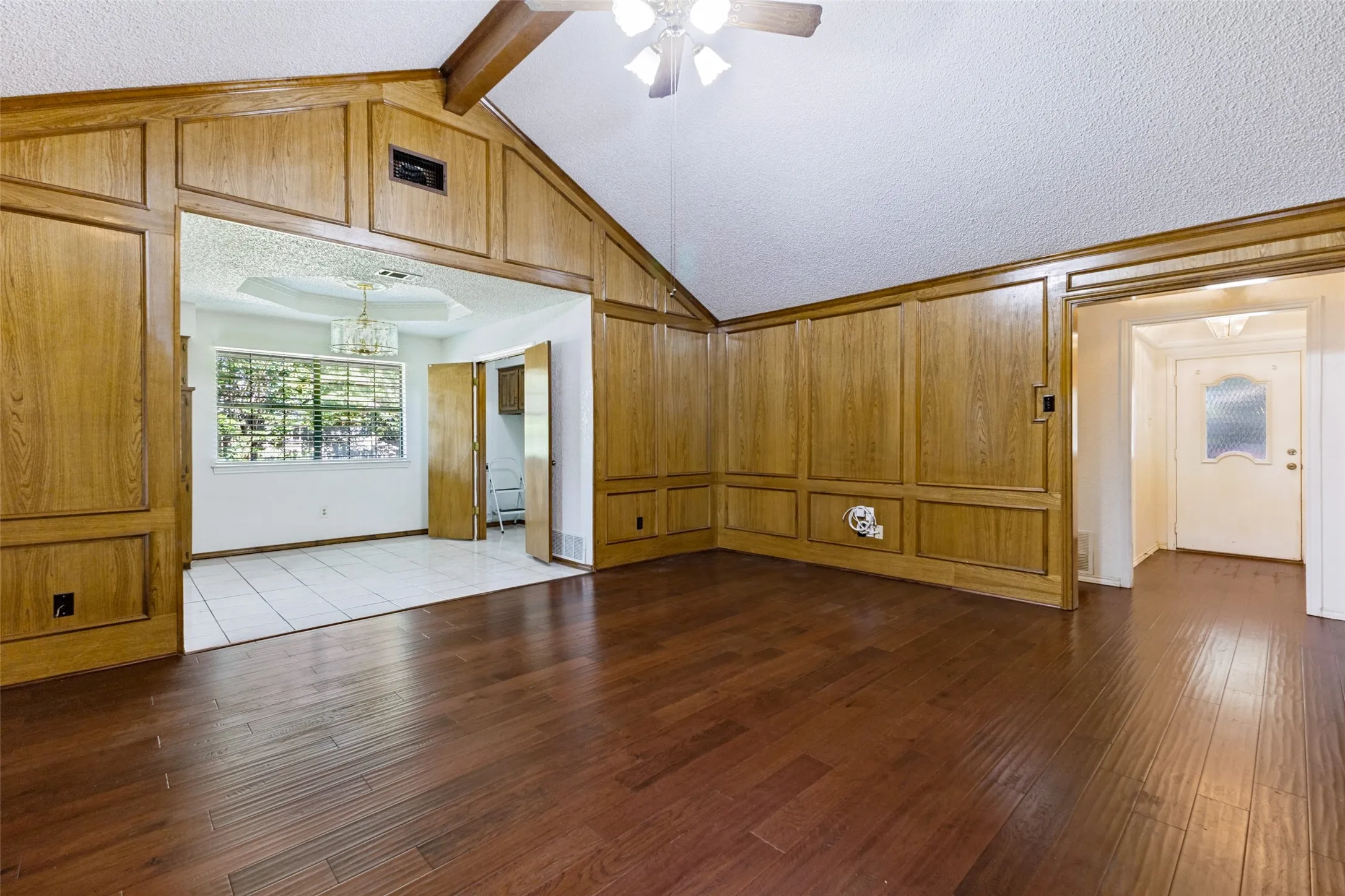 Single Family Residence For Sale in Dallas County , 841 Broadmoor Drive, Mesquite, Texas 75149, 4 Bedroom, 3 Bathroom, 2 Garage spaces, 1,806 Sqft, built in 1984, mls#21350789, Real Estate Agent in Mesquite, Homes For Sale in Dallas county, Homes For Sale in Mesquite, Realtor in Mesquite Texas, Real Estate Brokerage Independent Realty Texas, Luminita Cordes Realtor