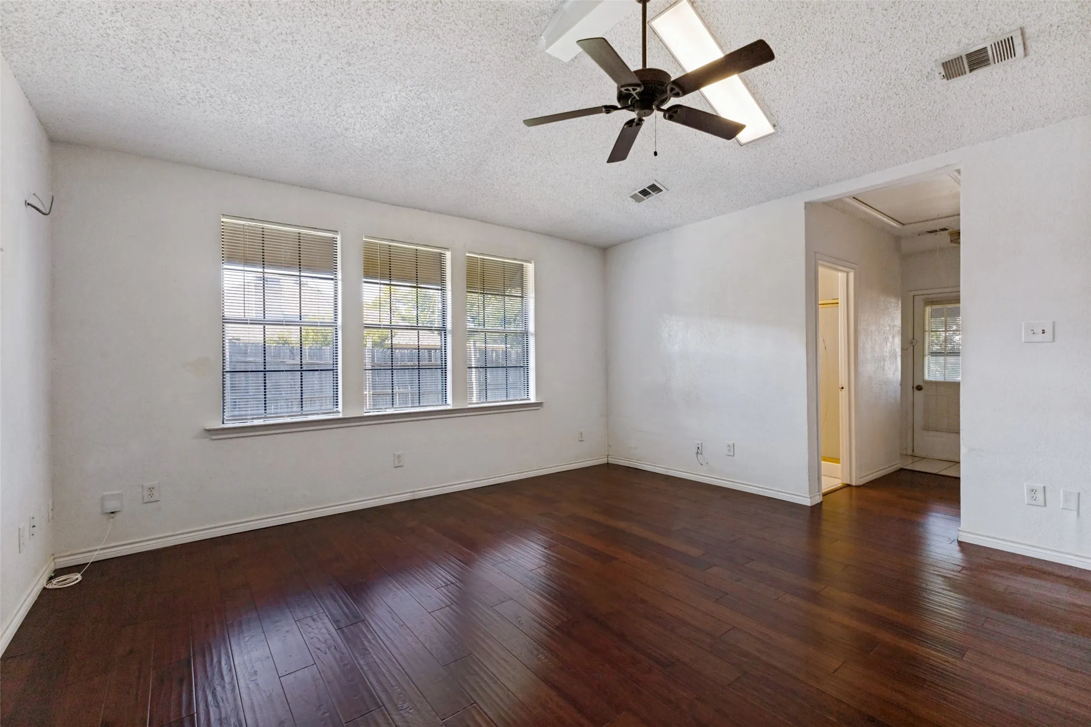 Single Family Residence For Sale in Dallas County , 841 Broadmoor Drive, Mesquite, Texas 75149, 4 Bedroom, 3 Bathroom, 2 Garage spaces, 1,806 Sqft, built in 1984, mls#21350789, Real Estate Agent in Mesquite, Homes For Sale in Dallas county, Homes For Sale in Mesquite, Realtor in Mesquite Texas, Real Estate Brokerage Independent Realty Texas, Luminita Cordes Realtor