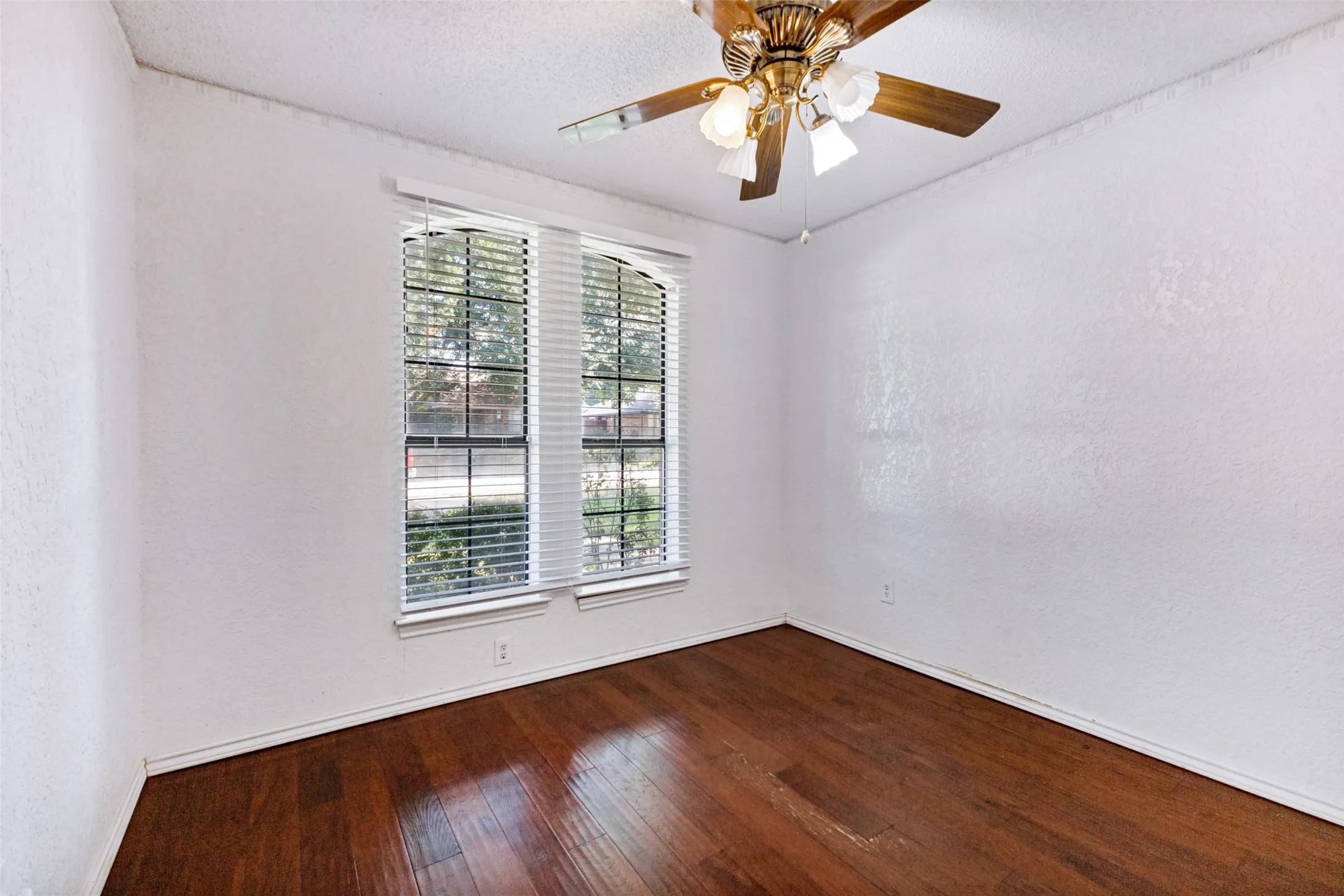 Single Family Residence For Sale in Dallas County , 841 Broadmoor Drive, Mesquite, Texas 75149, 4 Bedroom, 3 Bathroom, 2 Garage spaces, 1,806 Sqft, built in 1984, mls#21350789, Real Estate Agent in Mesquite, Homes For Sale in Dallas county, Homes For Sale in Mesquite, Realtor in Mesquite Texas, Real Estate Brokerage Independent Realty Texas, Luminita Cordes Realtor
