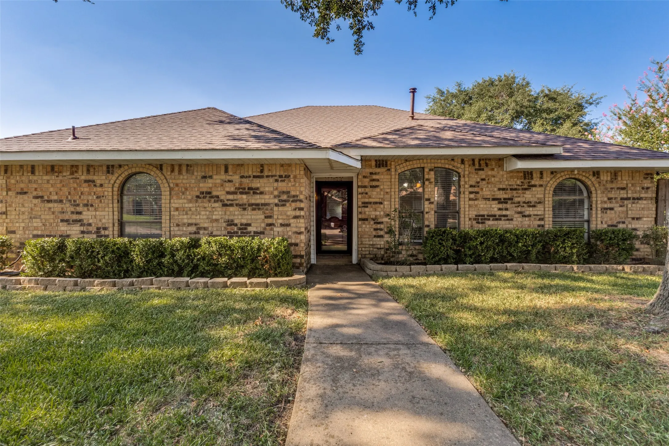 Single Family Residence For Sale in Dallas County , 841 Broadmoor Drive, Mesquite, Texas 75149, 4 Bedroom, 3 Bathroom, 2 Garage spaces, 1,806 Sqft, built in 1984, mls#21350789, Real Estate Agent in Mesquite, Homes For Sale in Dallas county, Homes For Sale in Mesquite, Realtor in Mesquite Texas, Real Estate Brokerage Independent Realty Texas, Luminita Cordes Realtor
