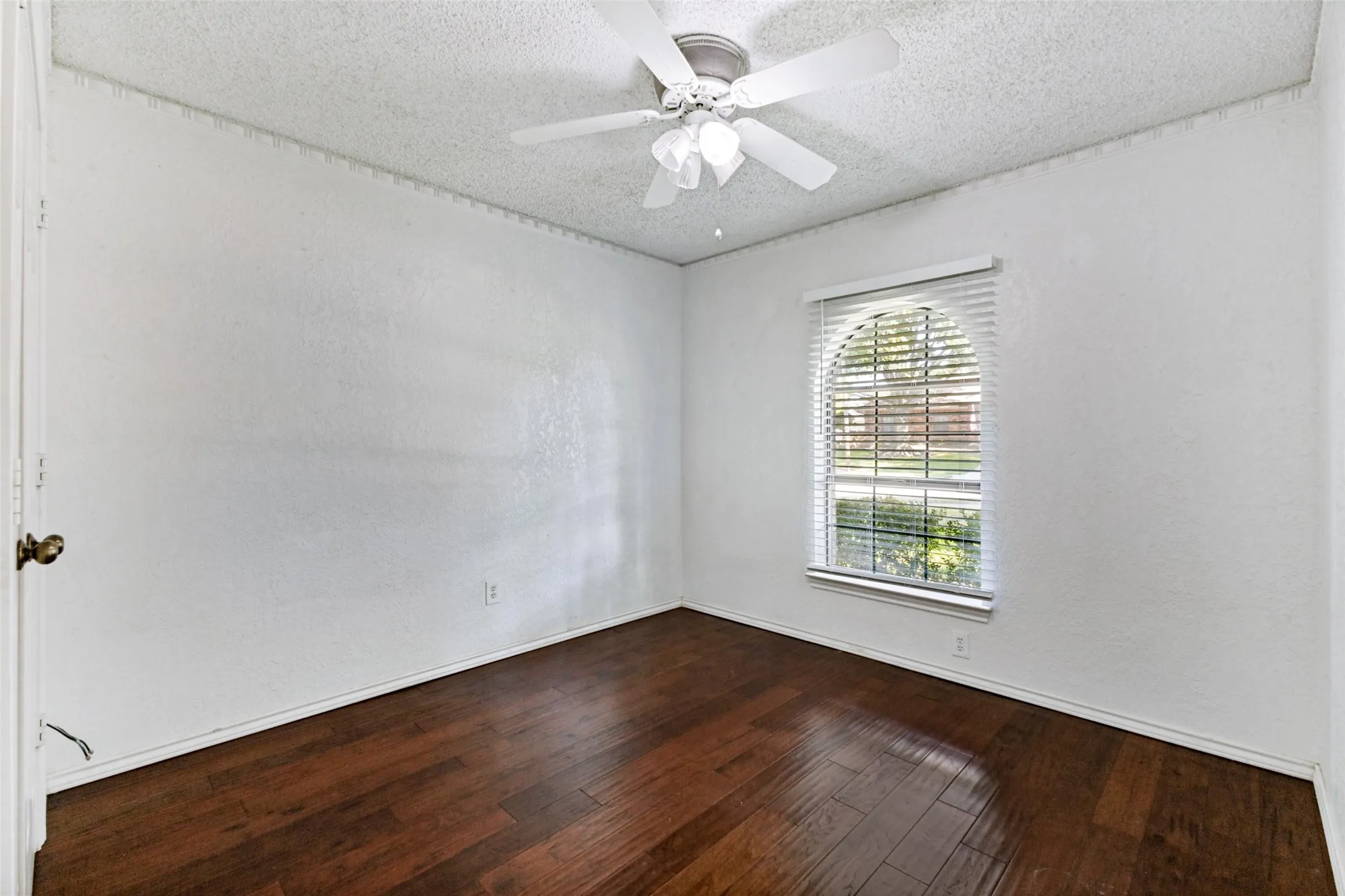 Single Family Residence For Sale in Dallas County , 841 Broadmoor Drive, Mesquite, Texas 75149, 4 Bedroom, 3 Bathroom, 2 Garage spaces, 1,806 Sqft, built in 1984, mls#21350789, Real Estate Agent in Mesquite, Homes For Sale in Dallas county, Homes For Sale in Mesquite, Realtor in Mesquite Texas, Real Estate Brokerage Independent Realty Texas, Luminita Cordes Realtor