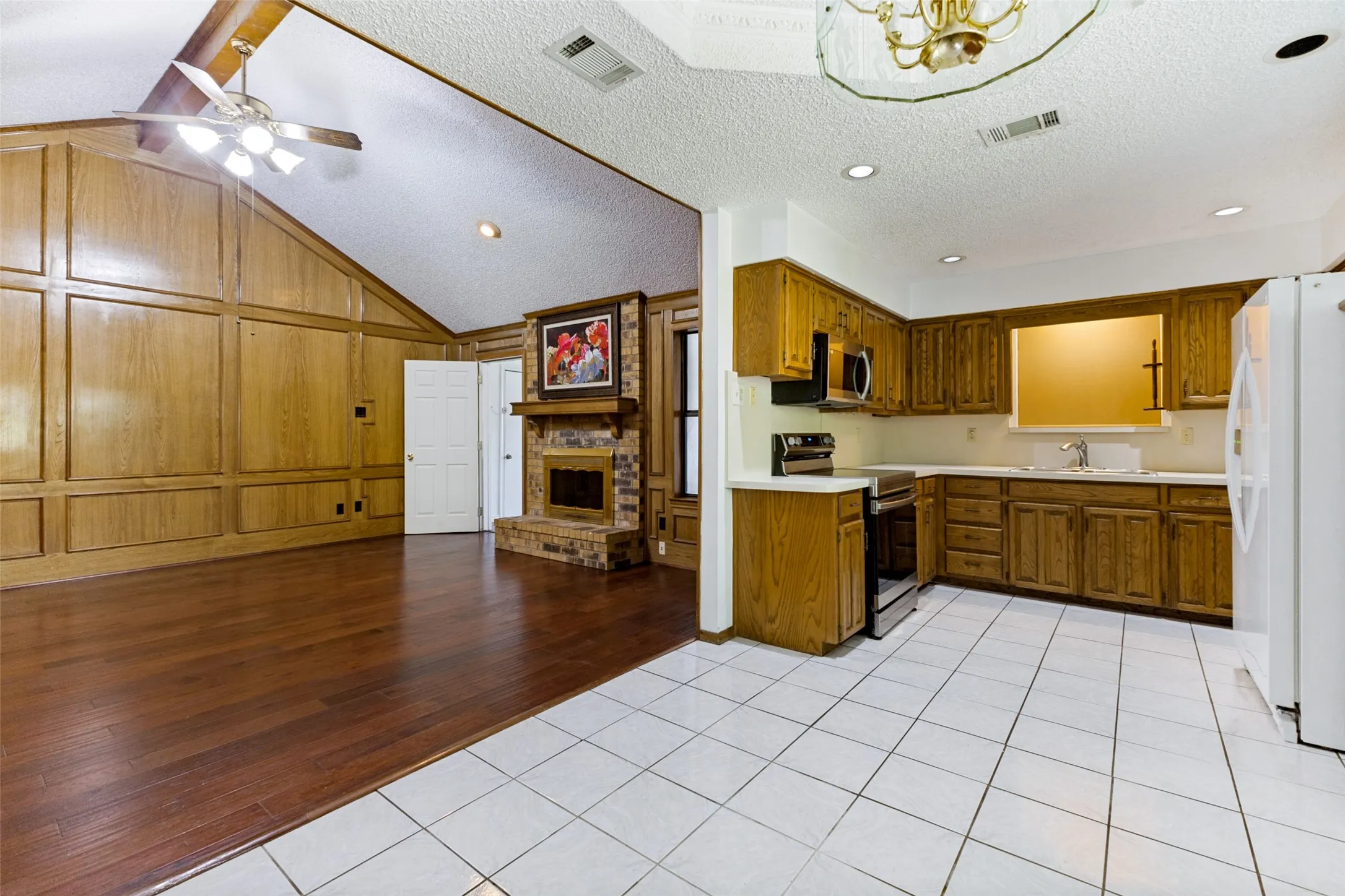 Single Family Residence For Sale in Dallas County , 841 Broadmoor Drive, Mesquite, Texas 75149, 4 Bedroom, 3 Bathroom, 2 Garage spaces, 1,806 Sqft, built in 1984, mls#21350789, Real Estate Agent in Mesquite, Homes For Sale in Dallas county, Homes For Sale in Mesquite, Realtor in Mesquite Texas, Real Estate Brokerage Independent Realty Texas, Luminita Cordes Realtor