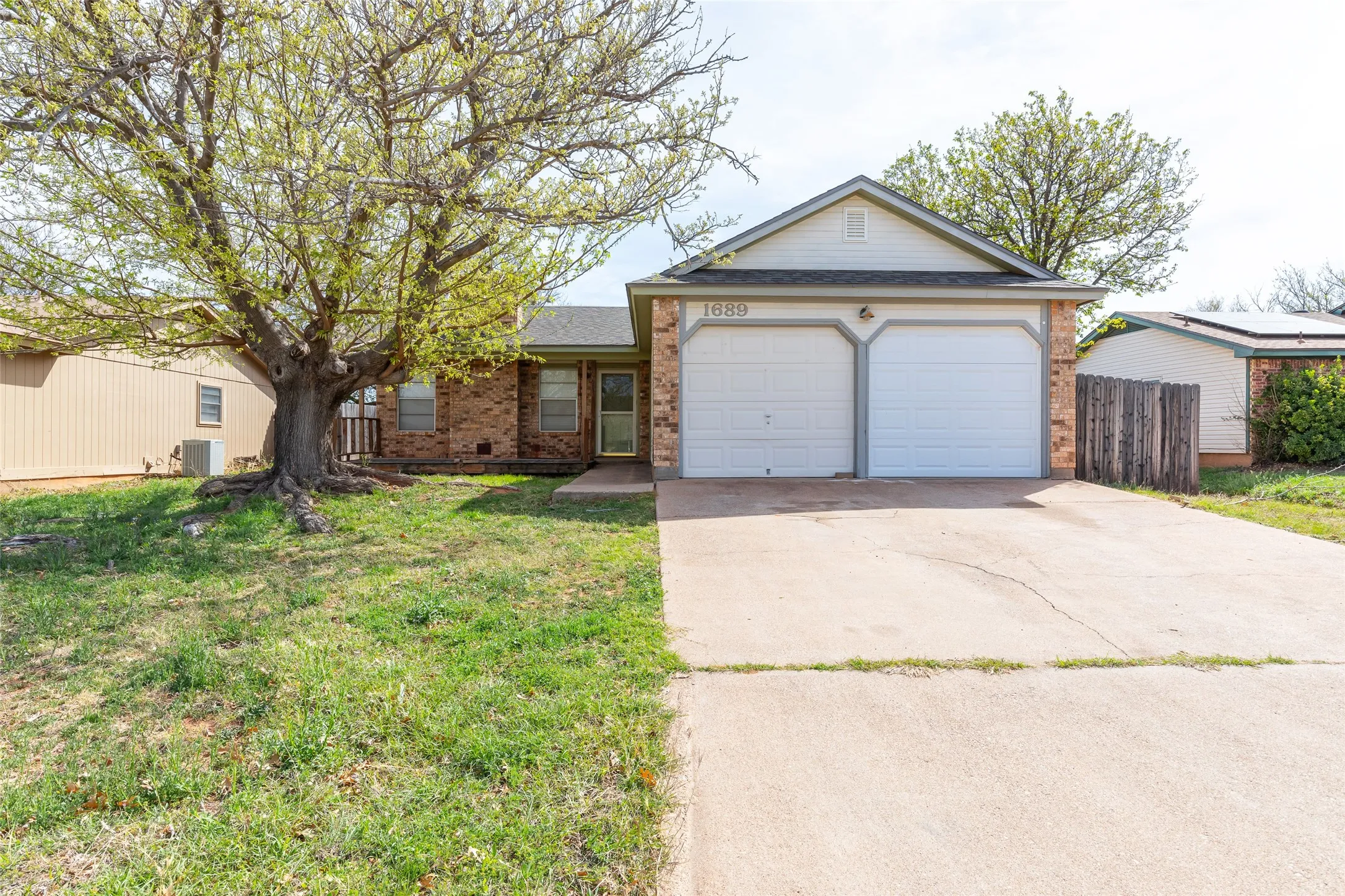 Single Family Residence For Rent in Taylor County , 1689 Chachalaca Lane, Abilene, Texas 79605, 3 Bedroom, 2 Bathroom, 2 Garage spaces, 1,196 Sqft, built in 1981, mls#21349069, Real Estate Agent in Abilene, Homes For Rent in Taylor county, Homes For Rent in Abilene, Realtor in Abilene Texas, Real Estate Brokerage Independent Realty Texas, Luminita Cordes Realtor