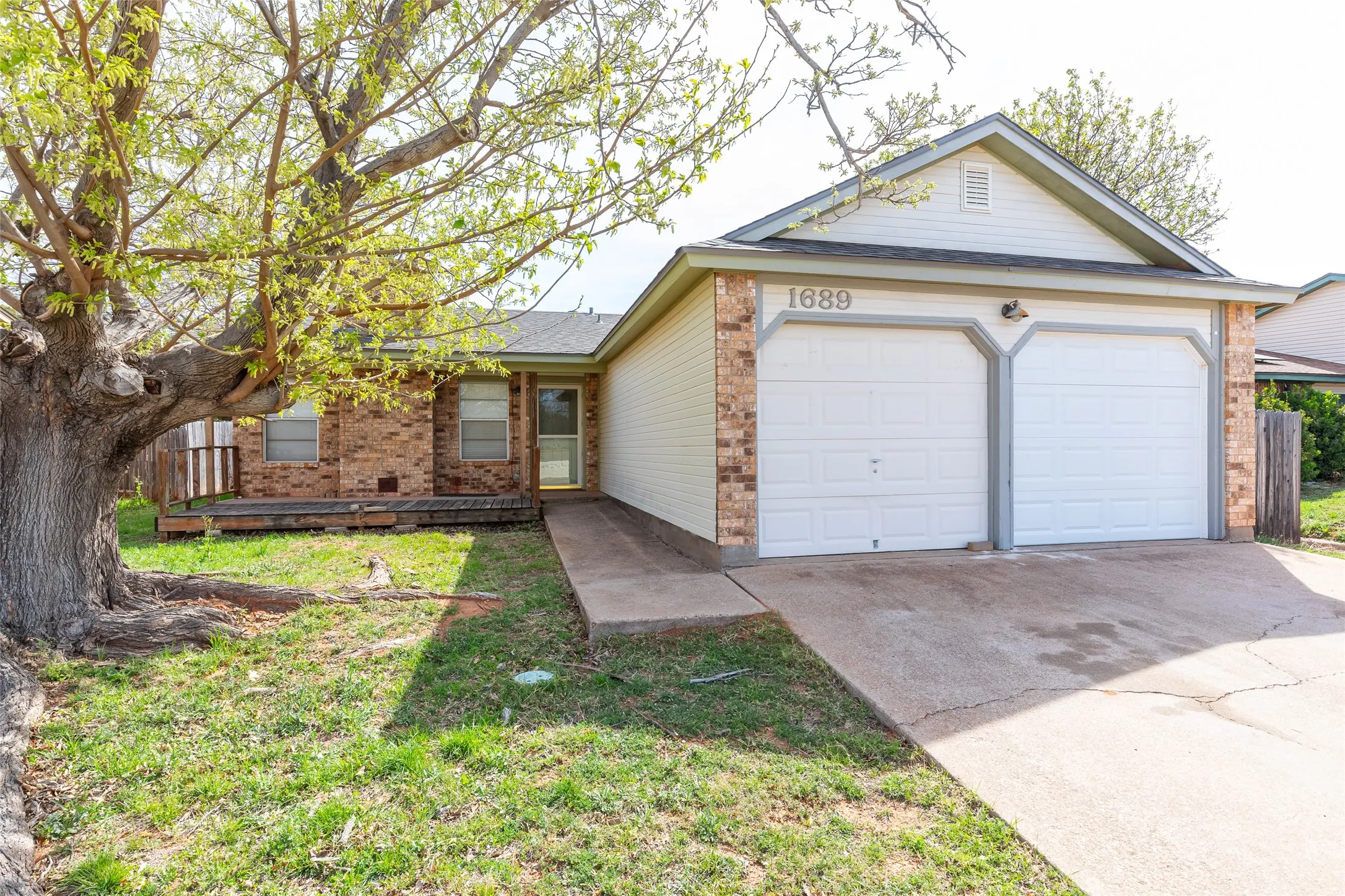 Single Family Residence For Rent in Taylor County , 1689 Chachalaca Lane, Abilene, Texas 79605, 3 Bedroom, 2 Bathroom, 2 Garage spaces, 1,196 Sqft, built in 1981, mls#21349069, Real Estate Agent in Abilene, Homes For Rent in Taylor county, Homes For Rent in Abilene, Realtor in Abilene Texas, Real Estate Brokerage Independent Realty Texas, Luminita Cordes Realtor