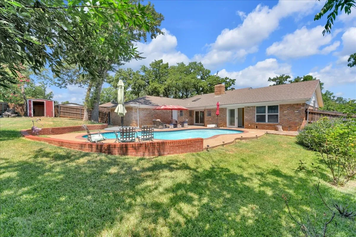 Single Family Residence For Sale in Tarrant County , 207 Walnut Way, Euless, Texas 76039, 3 Bedroom, 3 Bathroom, 2 Garage spaces, 1,892 Sqft, built in 1969, mls#21350159, Real Estate Agent in Euless, Homes For Sale in Tarrant county, Homes For Sale in Euless, Realtor in Euless Texas, Real Estate Brokerage Independent Realty Texas, Luminita Cordes Realtor