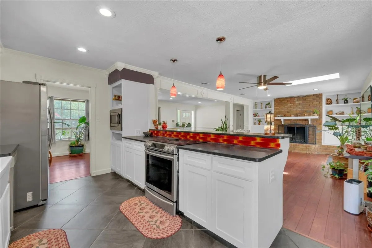 Single Family Residence For Sale in Tarrant County , 207 Walnut Way, Euless, Texas 76039, 3 Bedroom, 3 Bathroom, 2 Garage spaces, 1,892 Sqft, built in 1969, mls#21350159, Real Estate Agent in Euless, Homes For Sale in Tarrant county, Homes For Sale in Euless, Realtor in Euless Texas, Real Estate Brokerage Independent Realty Texas, Luminita Cordes Realtor