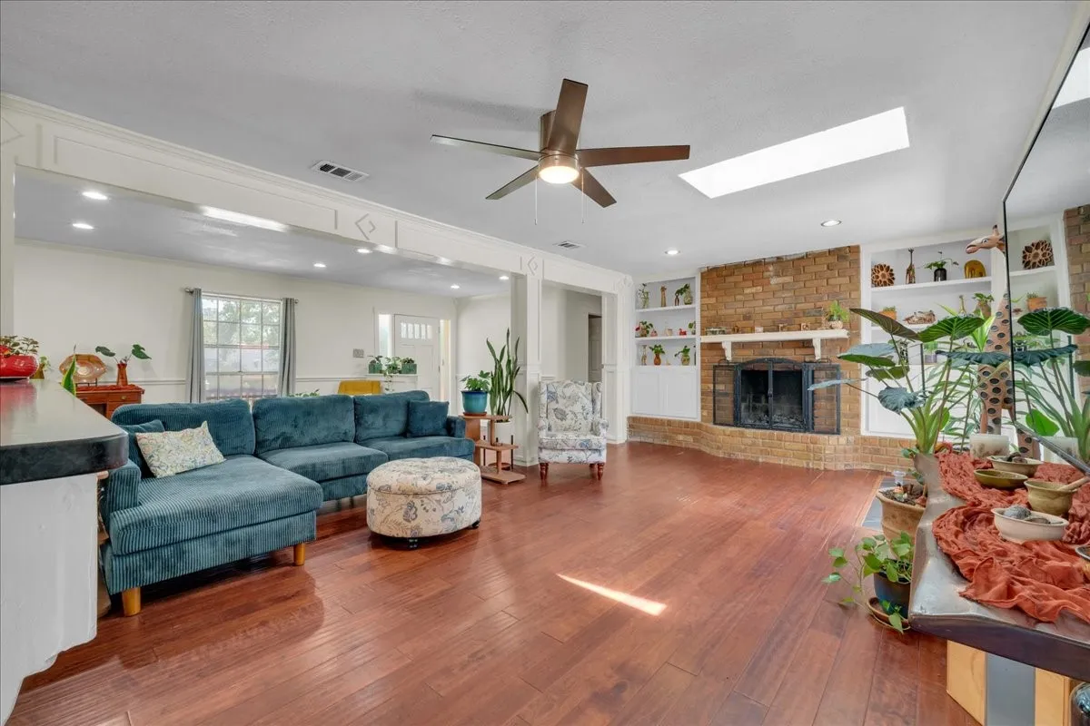 Single Family Residence For Sale in Tarrant County , 207 Walnut Way, Euless, Texas 76039, 3 Bedroom, 3 Bathroom, 2 Garage spaces, 1,892 Sqft, built in 1969, mls#21350159, Real Estate Agent in Euless, Homes For Sale in Tarrant county, Homes For Sale in Euless, Realtor in Euless Texas, Real Estate Brokerage Independent Realty Texas, Luminita Cordes Realtor