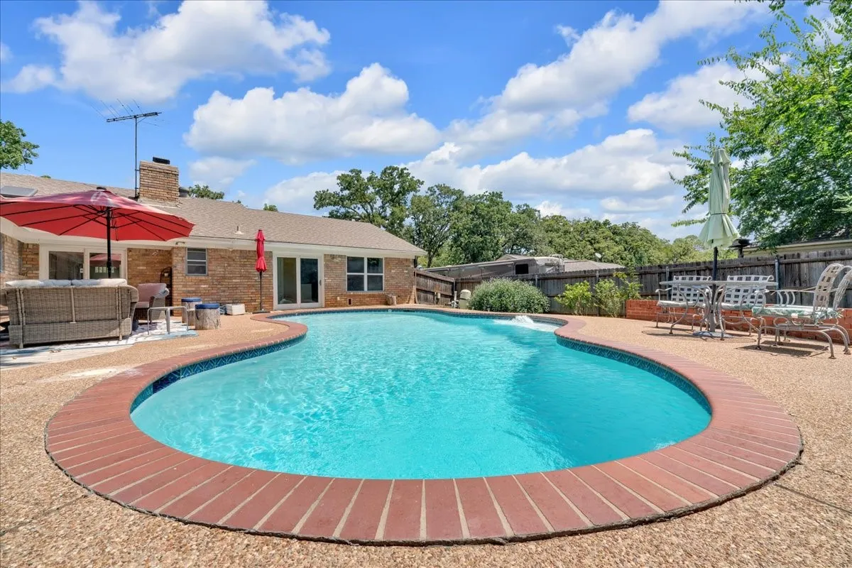 9 feet deep pool