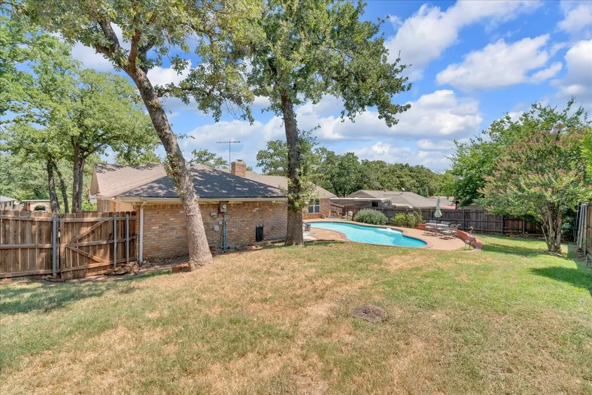 Single Family Residence For Sale in Tarrant County , 207 Walnut Way, Euless, Texas 76039, 3 Bedroom, 3 Bathroom, 2 Garage spaces, 1,892 Sqft, built in 1969, mls#21350159, Real Estate Agent in Euless, Homes For Sale in Tarrant county, Homes For Sale in Euless, Realtor in Euless Texas, Real Estate Brokerage Independent Realty Texas, Luminita Cordes Realtor