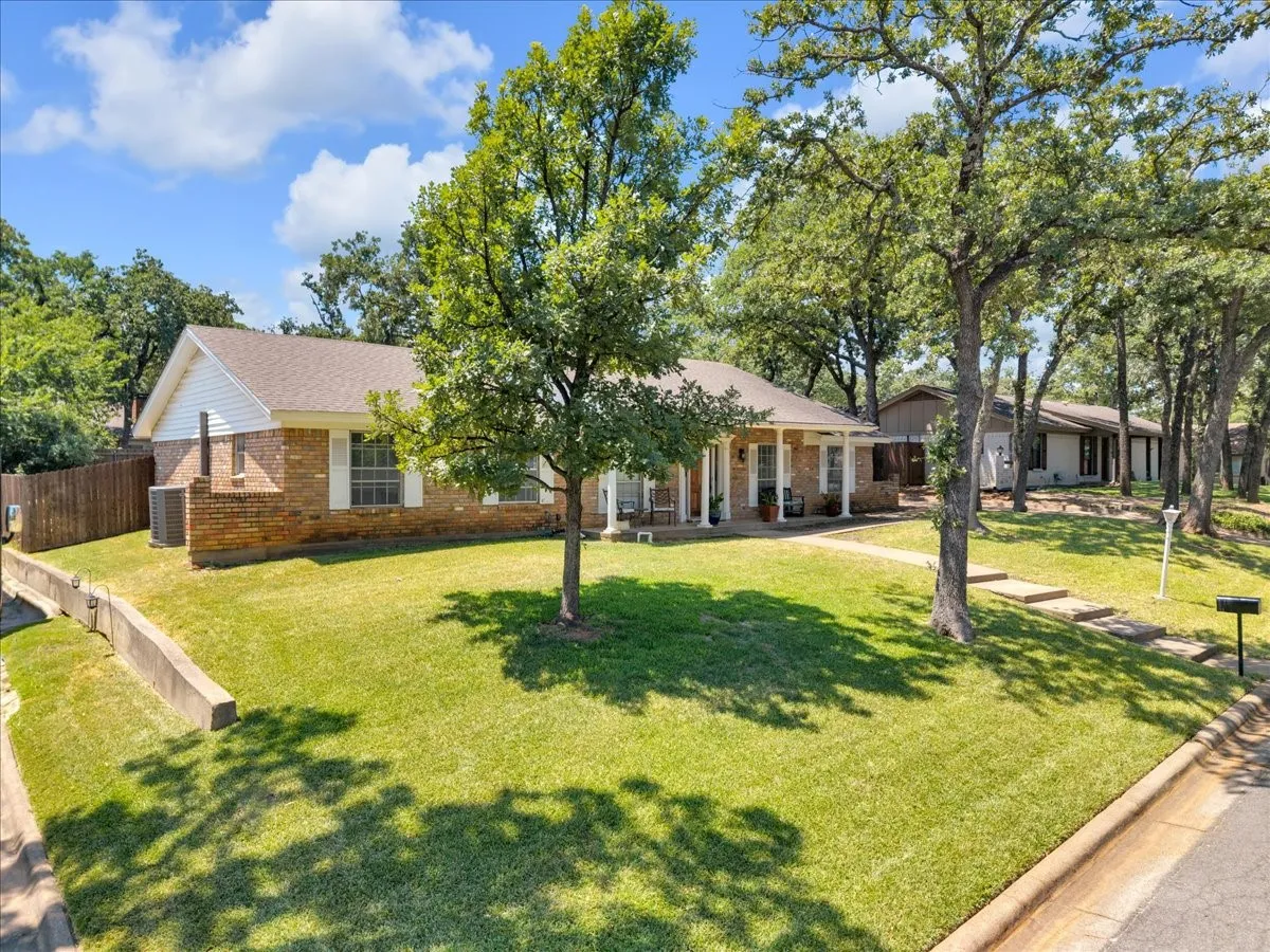 Single Family Residence For Sale in Tarrant County , 207 Walnut Way, Euless, Texas 76039, 3 Bedroom, 3 Bathroom, 2 Garage spaces, 1,892 Sqft, built in 1969, mls#21350159, Real Estate Agent in Euless, Homes For Sale in Tarrant county, Homes For Sale in Euless, Realtor in Euless Texas, Real Estate Brokerage Independent Realty Texas, Luminita Cordes Realtor