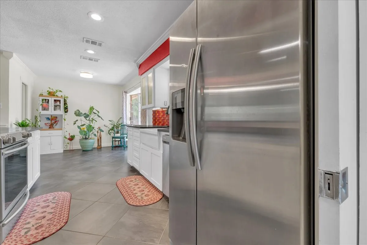 Single Family Residence For Sale in Tarrant County , 207 Walnut Way, Euless, Texas 76039, 3 Bedroom, 3 Bathroom, 2 Garage spaces, 1,892 Sqft, built in 1969, mls#21350159, Real Estate Agent in Euless, Homes For Sale in Tarrant county, Homes For Sale in Euless, Realtor in Euless Texas, Real Estate Brokerage Independent Realty Texas, Luminita Cordes Realtor