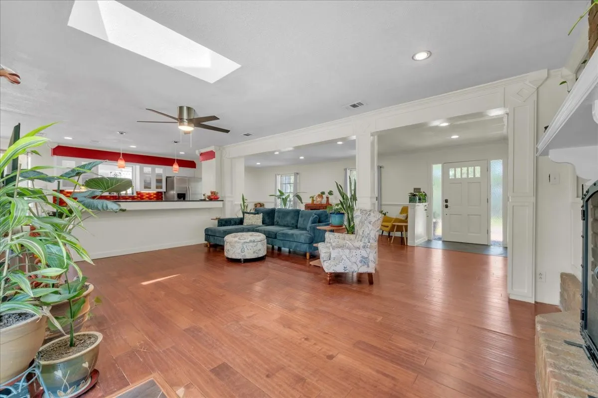 Single Family Residence For Sale in Tarrant County , 207 Walnut Way, Euless, Texas 76039, 3 Bedroom, 3 Bathroom, 2 Garage spaces, 1,892 Sqft, built in 1969, mls#21350159, Real Estate Agent in Euless, Homes For Sale in Tarrant county, Homes For Sale in Euless, Realtor in Euless Texas, Real Estate Brokerage Independent Realty Texas, Luminita Cordes Realtor