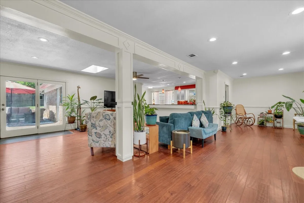 Single Family Residence For Sale in Tarrant County , 207 Walnut Way, Euless, Texas 76039, 3 Bedroom, 3 Bathroom, 2 Garage spaces, 1,892 Sqft, built in 1969, mls#21350159, Real Estate Agent in Euless, Homes For Sale in Tarrant county, Homes For Sale in Euless, Realtor in Euless Texas, Real Estate Brokerage Independent Realty Texas, Luminita Cordes Realtor