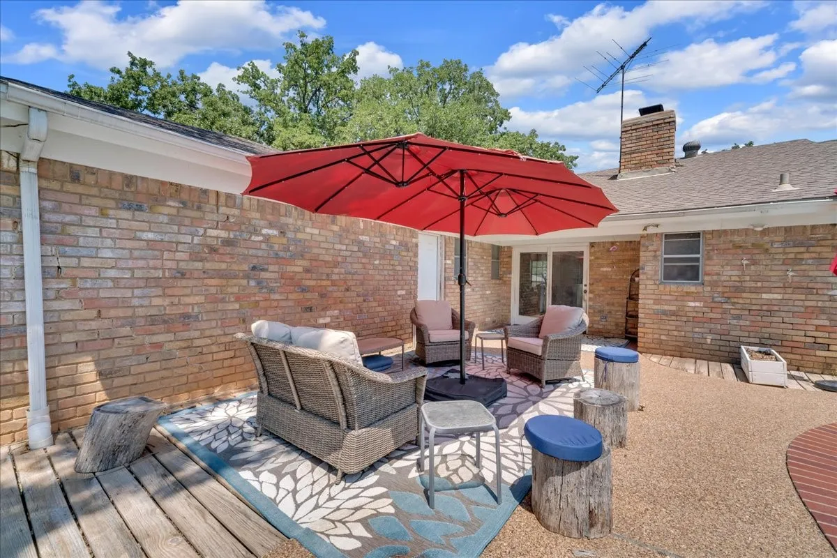 Single Family Residence For Sale in Tarrant County , 207 Walnut Way, Euless, Texas 76039, 3 Bedroom, 3 Bathroom, 2 Garage spaces, 1,892 Sqft, built in 1969, mls#21350159, Real Estate Agent in Euless, Homes For Sale in Tarrant county, Homes For Sale in Euless, Realtor in Euless Texas, Real Estate Brokerage Independent Realty Texas, Luminita Cordes Realtor