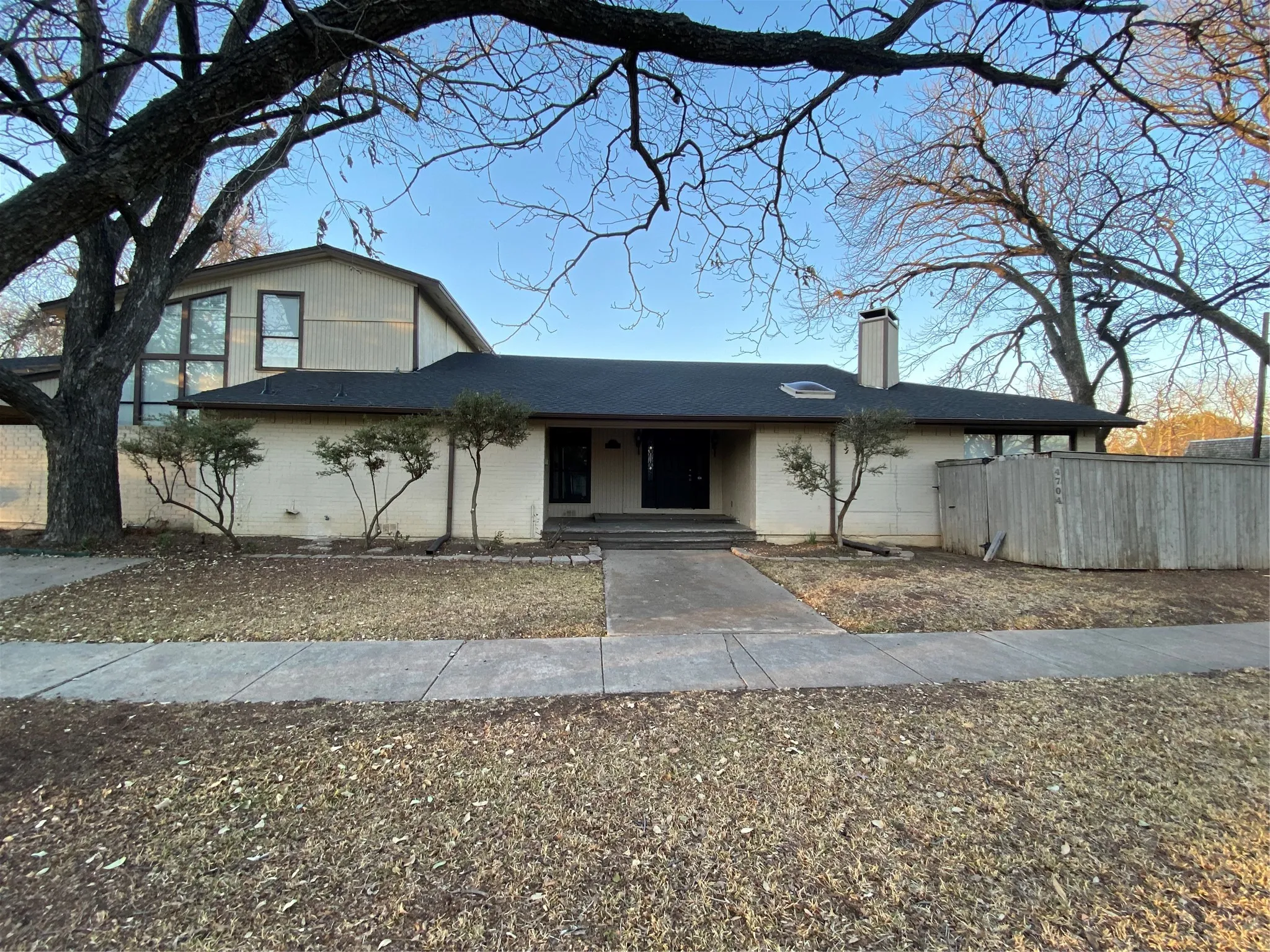 Duplex For Sale in Tarrant County , 4704 Pershing Avenue, Fort Worth, Texas 76107, 3 Bedroom, 3 Bathroom, Garage spaces, 0 Sqft, built in 1976, mls#21350034, Real Estate Agent in Fort Worth, Homes For Sale in Tarrant county, Homes For Sale in Fort Worth, Realtor in Fort Worth Texas, Real Estate Brokerage Independent Realty Texas, Luminita Cordes Realtor