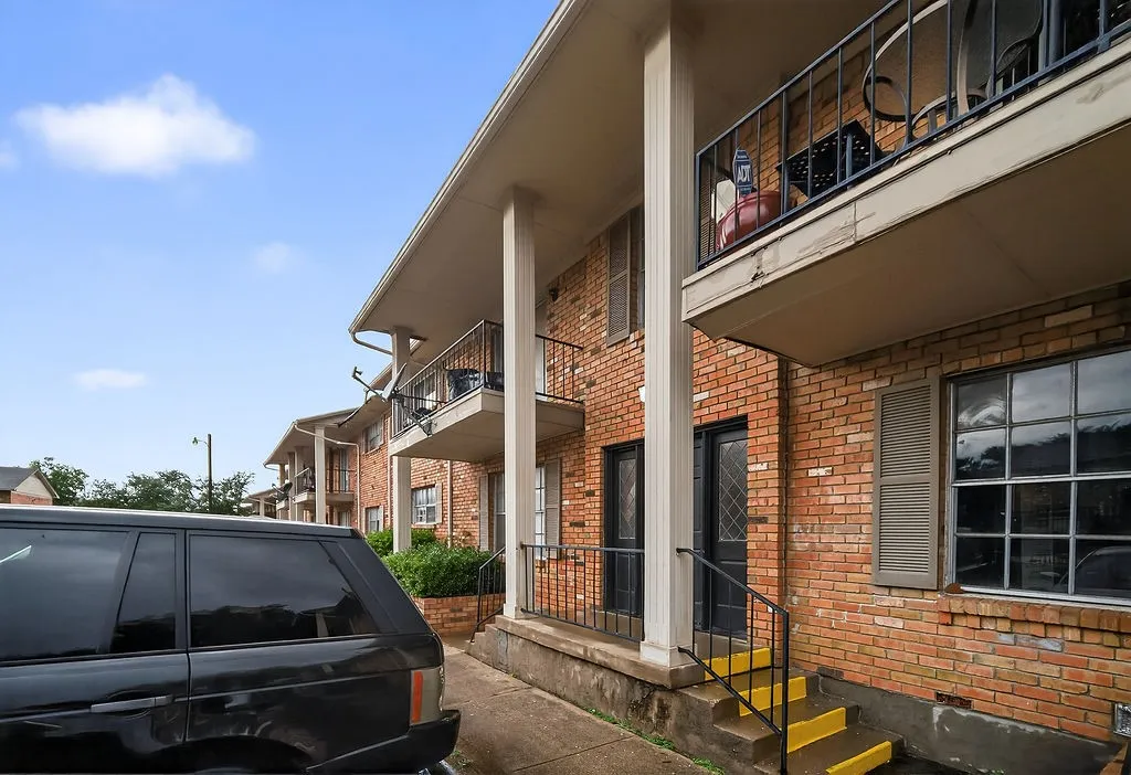 Condominium For Sale in Dallas County , 3609 Parkridge Drive 204, Dallas, Texas 75234, 2 Bedrooms, 2 Bathrooms, Garage spaces, 967 Sqft, built in 1982, Price $159,900, mls#21349121, Real Estate Agent in Dallas, Homes For Sale in Dallas county, Homes For Sale in Dallas, Realtor in Dallas Texas, Real Estate Brokerage Independent Realty Texas, Luminita Cordes Realtor