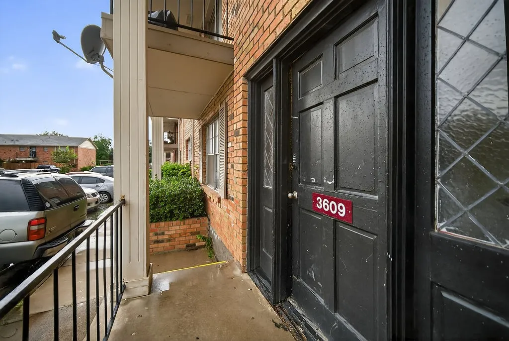 Condominium For Sale in Dallas County , 3609 Parkridge Drive 204, Dallas, Texas 75234, 2 Bedrooms, 2 Bathrooms, Garage spaces, 967 Sqft, built in 1982, Price $159,900, mls#21349121, Real Estate Agent in Dallas, Homes For Sale in Dallas county, Homes For Sale in Dallas, Realtor in Dallas Texas, Real Estate Brokerage Independent Realty Texas, Luminita Cordes Realtor