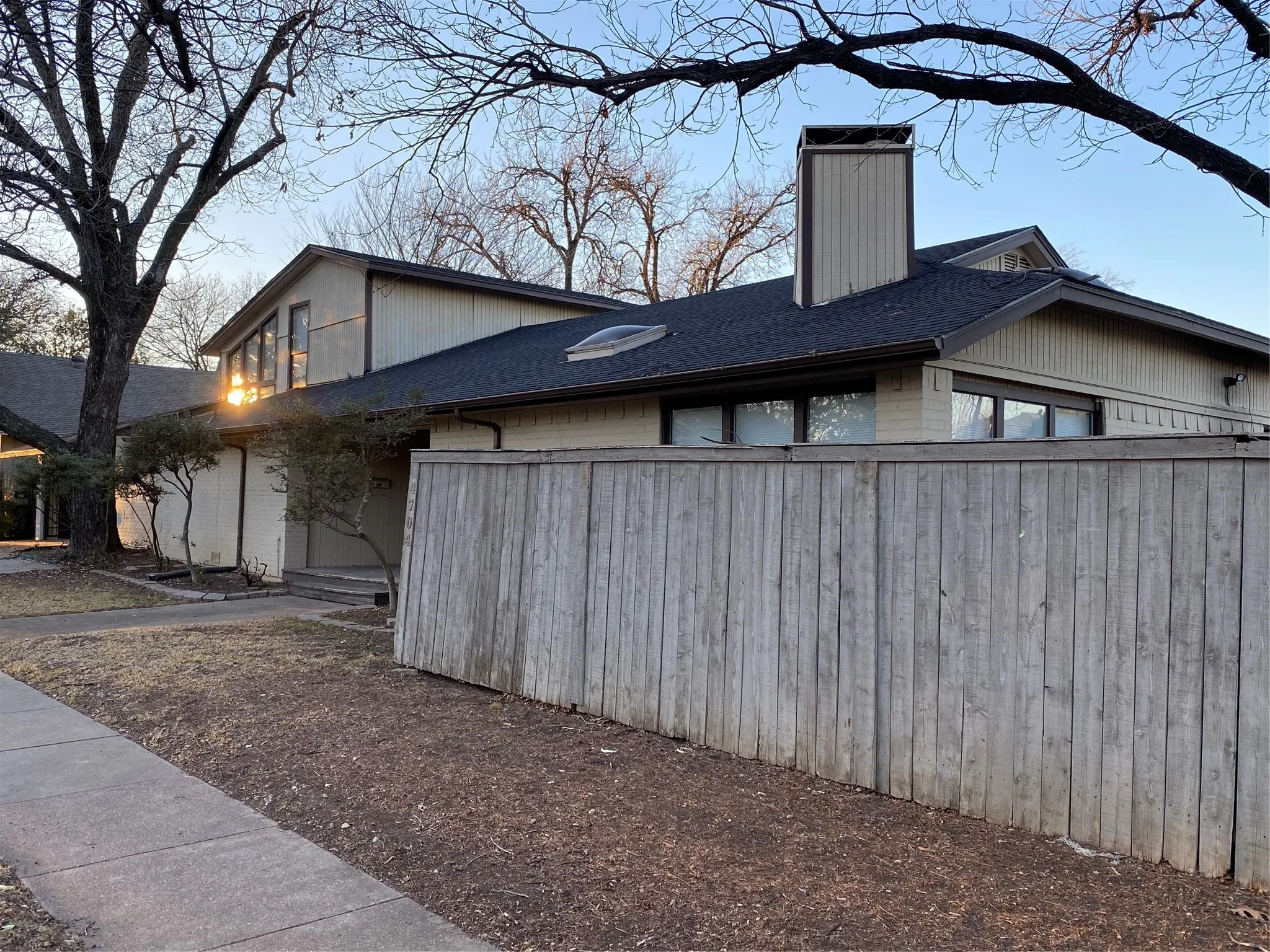 Single Family Residence For Sale in Tarrant County , 4704 Pershing Avenue, Fort Worth, Texas 76107, 3 Bedroom, 3 Bathroom, Garage spaces, 3,350 Sqft, built in 1976, mls#21351087, Real Estate Agent in Fort Worth, Homes For Sale in Tarrant county, Homes For Sale in Fort Worth, Realtor in Fort Worth Texas, Real Estate Brokerage Independent Realty Texas, Luminita Cordes Realtor